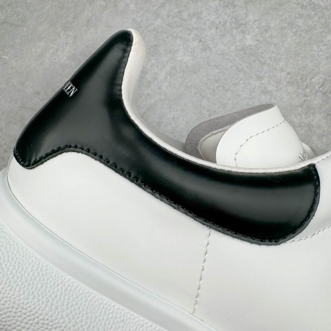 图片[17]-＃K纯原 Alexander McQueen/亚历山大麦昆经典松糕鞋厚底增高小白鞋 增高效果7CM 最经典简约百搭的小白鞋没有之一 官方2023版最新细节 意大利进口原厂开边珠抗裂头层牛皮 表层面皮带凸起不规则小漆点 升级进口牛皮内里加PU鞋垫 区别市面旧版国产丝光绸鞋面加小羊皮内里 成本单价回弹度性耐磨性不在一个级别 E厂钢印烫金中底版细节 注意此代工厂出品没有带固特异钉子 最完美的增高百搭小白鞋 全套原版包装 配件齐全 官方一致 凹凸定制正品原盒包装 定制蓝色得物纸盒外包装加固 尺码：35 36 37 38 39 40 41 42 43 44 45-选品中心