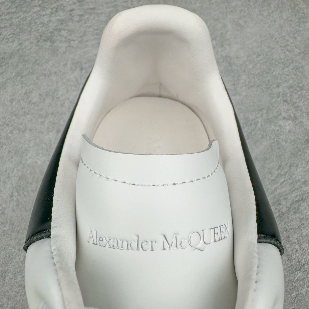 图片[15]-＃K纯原 Alexander McQueen/亚历山大麦昆经典松糕鞋厚底增高小白鞋 增高效果7CM 最经典简约百搭的小白鞋没有之一 官方2023版最新细节 意大利进口原厂开边珠抗裂头层牛皮 表层面皮带凸起不规则小漆点 升级进口牛皮内里加PU鞋垫 区别市面旧版国产丝光绸鞋面加小羊皮内里 成本单价回弹度性耐磨性不在一个级别 E厂钢印烫金中底版细节 注意此代工厂出品没有带固特异钉子 最完美的增高百搭小白鞋 全套原版包装 配件齐全 官方一致 凹凸定制正品原盒包装 定制蓝色得物纸盒外包装加固 尺码：35 36 37 38 39 40 41 42 43 44 45-选品中心