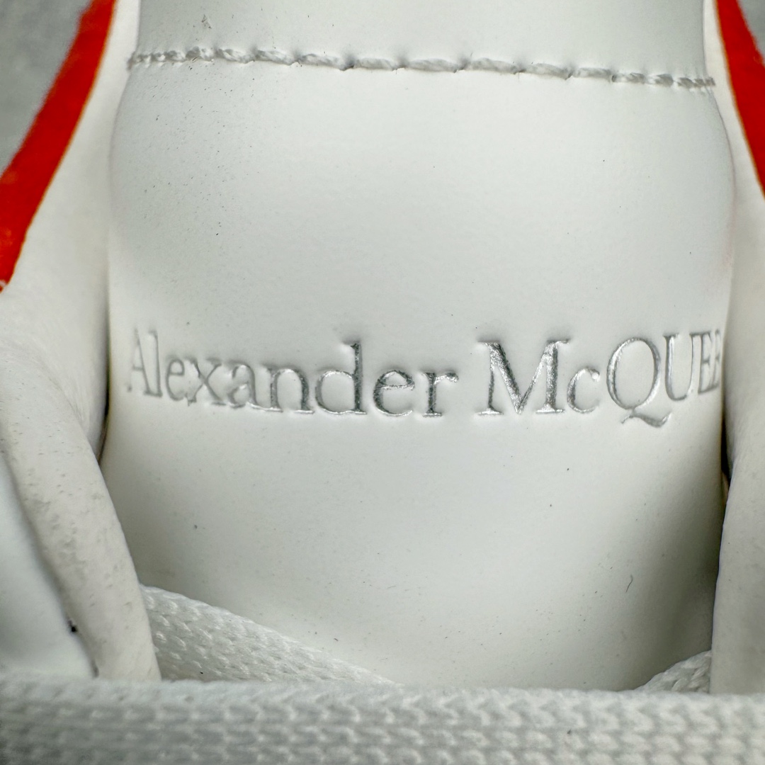图片[11]-＃K纯原 Alexander McQueen/亚历山大麦昆经典松糕鞋厚底增高小白鞋 增高效果7CM 最经典简约百搭的小白鞋没有之一 官方2023版最新细节 意大利进口原厂开边珠抗裂头层牛皮 表层面皮带凸起不规则小漆点 升级进口牛皮内里加PU鞋垫 区别市面旧版国产丝光绸鞋面加小羊皮内里 成本单价回弹度性耐磨性不在一个级别 E厂钢印烫金中底版细节 注意此代工厂出品没有带固特异钉子 最完美的增高百搭小白鞋 全套原版包装 配件齐全 官方一致 凹凸定制正品原盒包装 定制蓝色得物纸盒外包装加固 尺码：35 36 37 38 39 40 41 42 43 44 45-选品中心