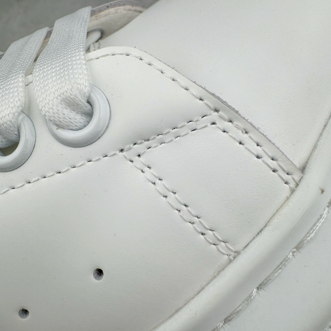 图片[14]-＃K纯原 Alexander McQueen/亚历山大麦昆经典松糕鞋厚底增高小白鞋 增高效果7CM 最经典简约百搭的小白鞋没有之一 官方2023版最新细节 意大利进口原厂开边珠抗裂头层牛皮 表层面皮带凸起不规则小漆点 升级进口牛皮内里加PU鞋垫 区别市面旧版国产丝光绸鞋面加小羊皮内里 成本单价回弹度性耐磨性不在一个级别 E厂钢印烫金中底版细节 注意此代工厂出品没有带固特异钉子 最完美的增高百搭小白鞋 全套原版包装 配件齐全 官方一致 凹凸定制正品原盒包装 定制蓝色得物纸盒外包装加固 尺码：35 36 37 38 39 40 41 42 43 44 45-选品中心