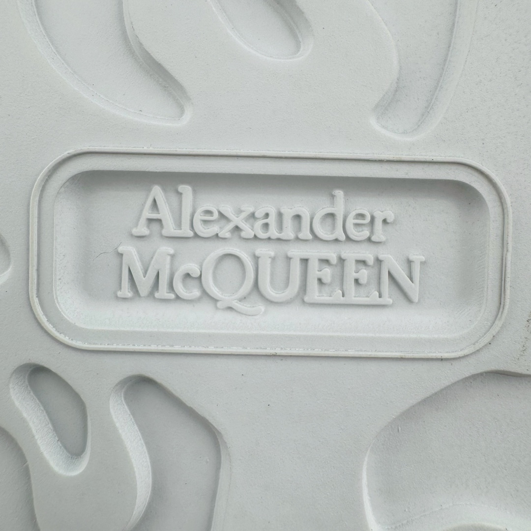 图片[17]-＃K纯原 Alexander McQueen/亚历山大麦昆经典松糕鞋厚底增高小白鞋 增高效果7CM 最经典简约百搭的小白鞋没有之一 官方2023版最新细节 意大利进口原厂开边珠抗裂头层牛皮 表层面皮带凸起不规则小漆点 升级进口牛皮内里加PU鞋垫 区别市面旧版国产丝光绸鞋面加小羊皮内里 成本单价回弹度性耐磨性不在一个级别 E厂钢印烫金中底版细节 注意此代工厂出品没有带固特异钉子 最完美的增高百搭小白鞋 全套原版包装 配件齐全 官方一致 凹凸定制正品原盒包装 定制蓝色得物纸盒外包装加固 尺码：35 36 37 38 39 40 41 42 43 44 45-选品中心
