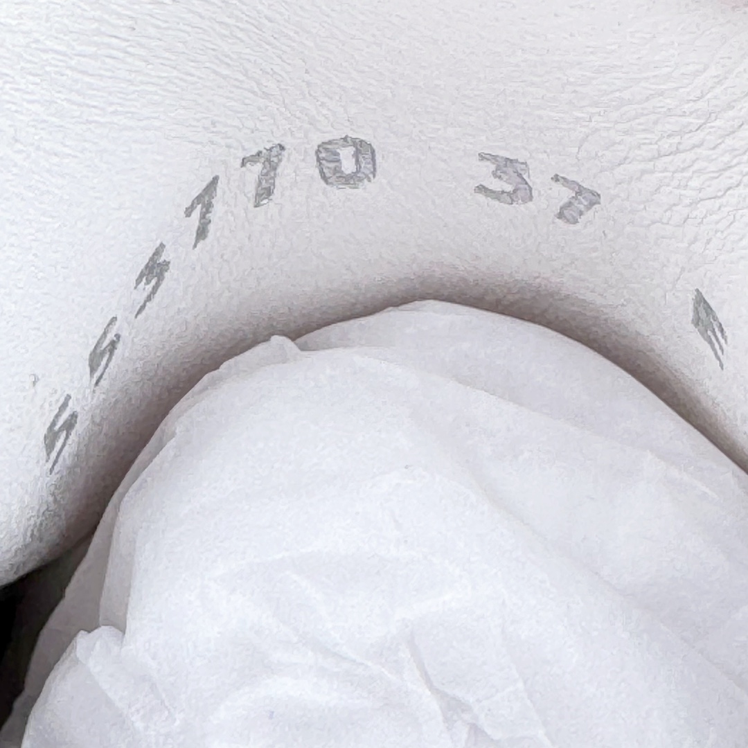 图片[10]-＃K纯原 Alexander McQueen/亚历山大麦昆经典松糕鞋厚底增高小白鞋 增高效果7CM 最经典简约百搭的小白鞋没有之一 官方2023版最新细节 意大利进口原厂开边珠抗裂头层牛皮 表层面皮带凸起不规则小漆点 升级进口牛皮内里加PU鞋垫 区别市面旧版国产丝光绸鞋面加小羊皮内里 成本单价回弹度性耐磨性不在一个级别 E厂钢印烫金中底版细节 注意此代工厂出品没有带固特异钉子 最完美的增高百搭小白鞋 全套原版包装 配件齐全 官方一致 凹凸定制正品原盒包装 定制蓝色得物纸盒外包装加固 尺码：35 36 37 38 39 40 41 42 43 44 45-选品中心