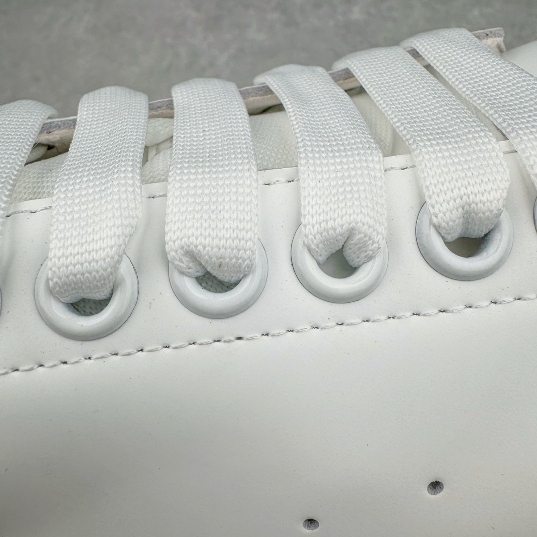 图片[15]-＃K纯原 Alexander McQueen/亚历山大麦昆经典松糕鞋厚底增高小白鞋 增高效果7CM 最经典简约百搭的小白鞋没有之一 官方2023版最新细节 意大利进口原厂开边珠抗裂头层牛皮 表层面皮带凸起不规则小漆点 升级进口牛皮内里加PU鞋垫 区别市面旧版国产丝光绸鞋面加小羊皮内里 成本单价回弹度性耐磨性不在一个级别 E厂钢印烫金中底版细节 注意此代工厂出品没有带固特异钉子 最完美的增高百搭小白鞋 全套原版包装 配件齐全 官方一致 凹凸定制正品原盒包装 定制蓝色得物纸盒外包装加固 尺码：35 36 37 38 39 40 41 42 43 44 45-选品中心