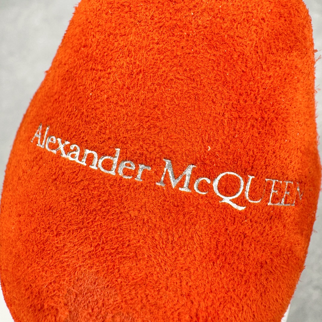 图片[12]-＃K纯原 Alexander McQueen/亚历山大麦昆经典松糕鞋厚底增高小白鞋 增高效果7CM 最经典简约百搭的小白鞋没有之一 官方2023版最新细节 意大利进口原厂开边珠抗裂头层牛皮 表层面皮带凸起不规则小漆点 升级进口牛皮内里加PU鞋垫 区别市面旧版国产丝光绸鞋面加小羊皮内里 成本单价回弹度性耐磨性不在一个级别 E厂钢印烫金中底版细节 注意此代工厂出品没有带固特异钉子 最完美的增高百搭小白鞋 全套原版包装 配件齐全 官方一致 凹凸定制正品原盒包装 定制蓝色得物纸盒外包装加固 尺码：35 36 37 38 39 40 41 42 43 44 45-选品中心