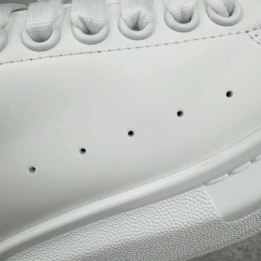 图片[16]-＃K纯原 Alexander McQueen/亚历山大麦昆经典松糕鞋厚底增高小白鞋 增高效果7CM 最经典简约百搭的小白鞋没有之一 官方2023版最新细节 意大利进口原厂开边珠抗裂头层牛皮 表层面皮带凸起不规则小漆点 升级进口牛皮内里加PU鞋垫 区别市面旧版国产丝光绸鞋面加小羊皮内里 成本单价回弹度性耐磨性不在一个级别 E厂钢印烫金中底版细节 注意此代工厂出品没有带固特异钉子 最完美的增高百搭小白鞋 全套原版包装 配件齐全 官方一致 凹凸定制正品原盒包装 定制蓝色得物纸盒外包装加固 尺码：35 36 37 38 39 40 41 42 43 44 45-选品中心