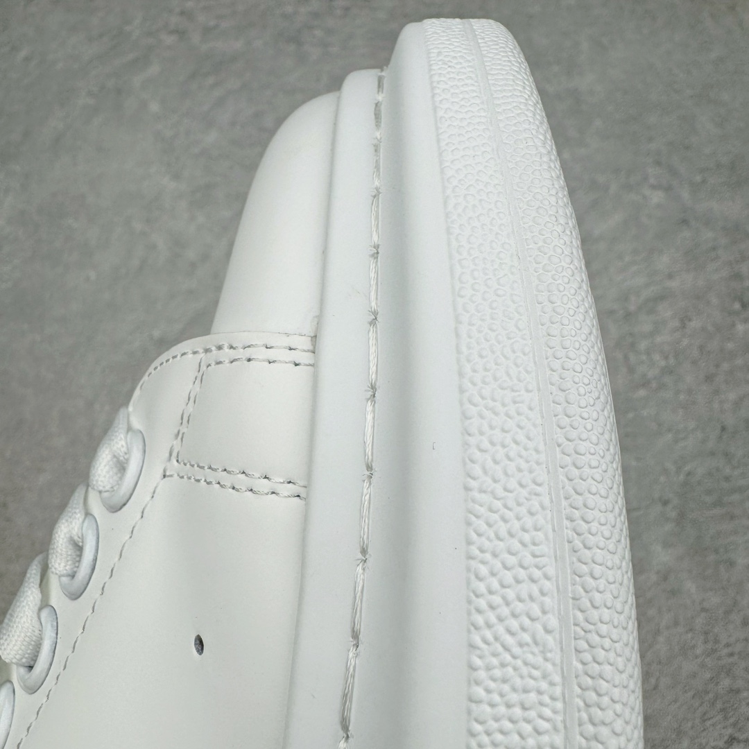 图片[15]-＃K纯原 Alexander McQueen/亚历山大麦昆经典松糕鞋厚底增高小白鞋 增高效果7CM 最经典简约百搭的小白鞋没有之一 官方2023版最新细节 意大利进口原厂开边珠抗裂头层牛皮 表层面皮带凸起不规则小漆点 升级进口牛皮内里加PU鞋垫 区别市面旧版国产丝光绸鞋面加小羊皮内里 成本单价回弹度性耐磨性不在一个级别 E厂钢印烫金中底版细节 注意此代工厂出品没有带固特异钉子 最完美的增高百搭小白鞋 全套原版包装 配件齐全 官方一致 凹凸定制正品原盒包装 定制蓝色得物纸盒外包装加固 尺码：35 36 37 38 39 40 41 42 43 44 45-选品中心