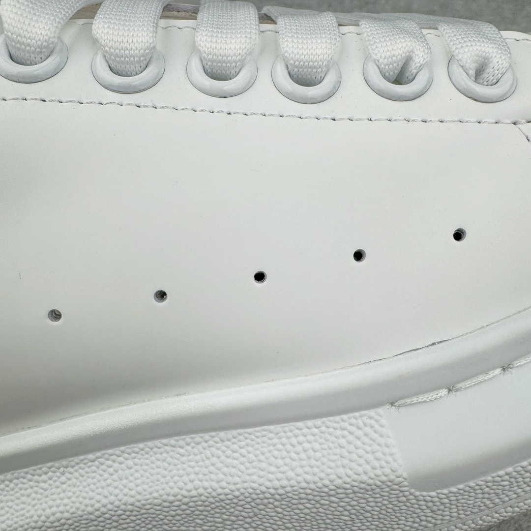 图片[18]-＃K纯原 Alexander McQueen/亚历山大麦昆经典松糕鞋厚底增高小白鞋 增高效果7CM 最经典简约百搭的小白鞋没有之一 官方2023版最新细节 意大利进口原厂开边珠抗裂头层牛皮 表层面皮带凸起不规则小漆点 升级进口牛皮内里加PU鞋垫 区别市面旧版国产丝光绸鞋面加小羊皮内里 成本单价回弹度性耐磨性不在一个级别 E厂钢印烫金中底版细节 注意此代工厂出品没有带固特异钉子 最完美的增高百搭小白鞋 全套原版包装 配件齐全 官方一致 凹凸定制正品原盒包装 定制蓝色得物纸盒外包装加固 尺码：35 36 37 38 39 40 41 42 43 44 45-选品中心