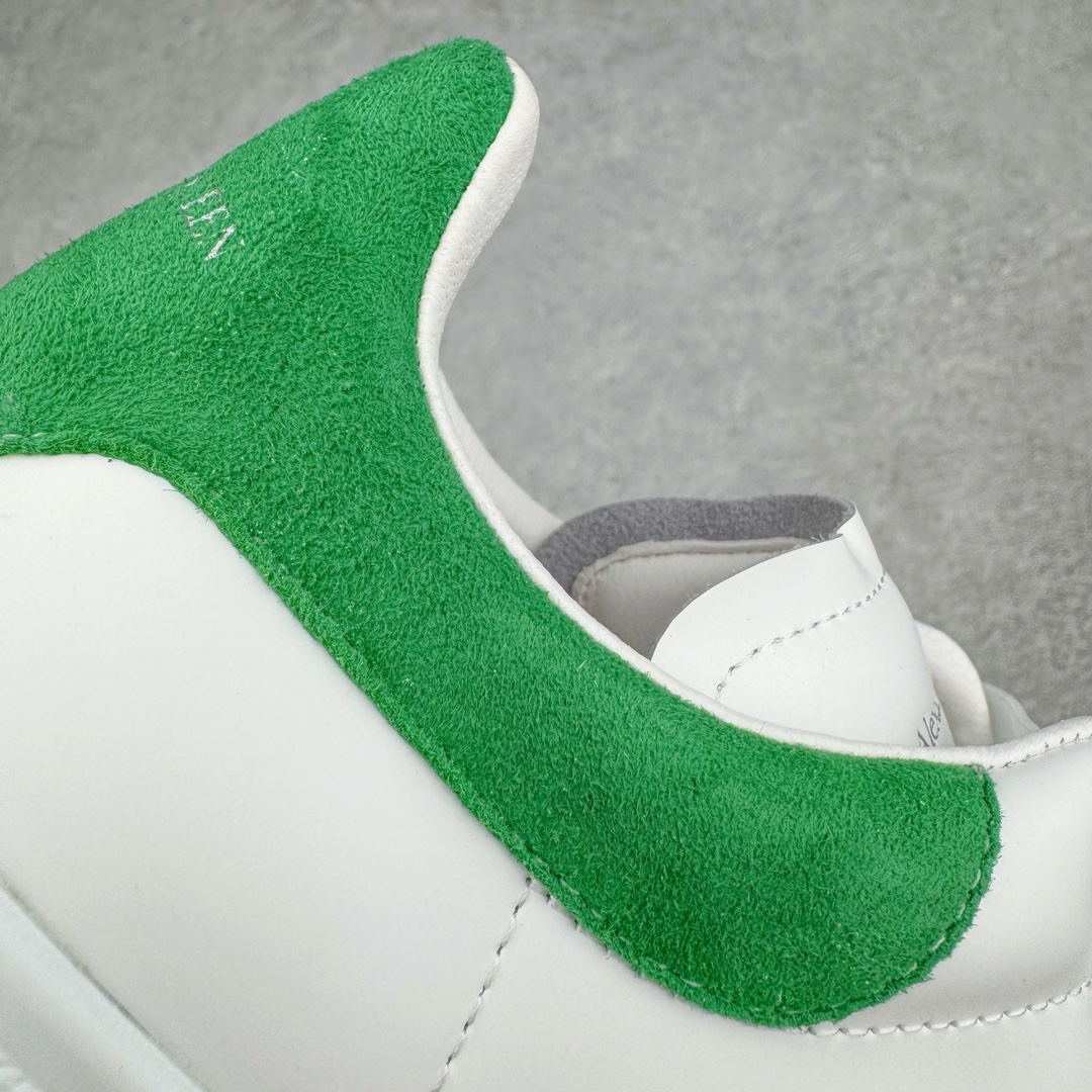 图片[20]-＃K纯原 Alexander McQueen/亚历山大麦昆经典松糕鞋厚底增高小白鞋 增高效果7CM 最经典简约百搭的小白鞋没有之一 官方2023版最新细节 意大利进口原厂开边珠抗裂头层牛皮 表层面皮带凸起不规则小漆点 升级进口牛皮内里加PU鞋垫 区别市面旧版国产丝光绸鞋面加小羊皮内里 成本单价回弹度性耐磨性不在一个级别 E厂钢印烫金中底版细节 注意此代工厂出品没有带固特异钉子 最完美的增高百搭小白鞋 全套原版包装 配件齐全 官方一致 凹凸定制正品原盒包装 定制蓝色得物纸盒外包装加固 尺码：35 36 37 38 39 40 41 42 43 44 45-选品中心