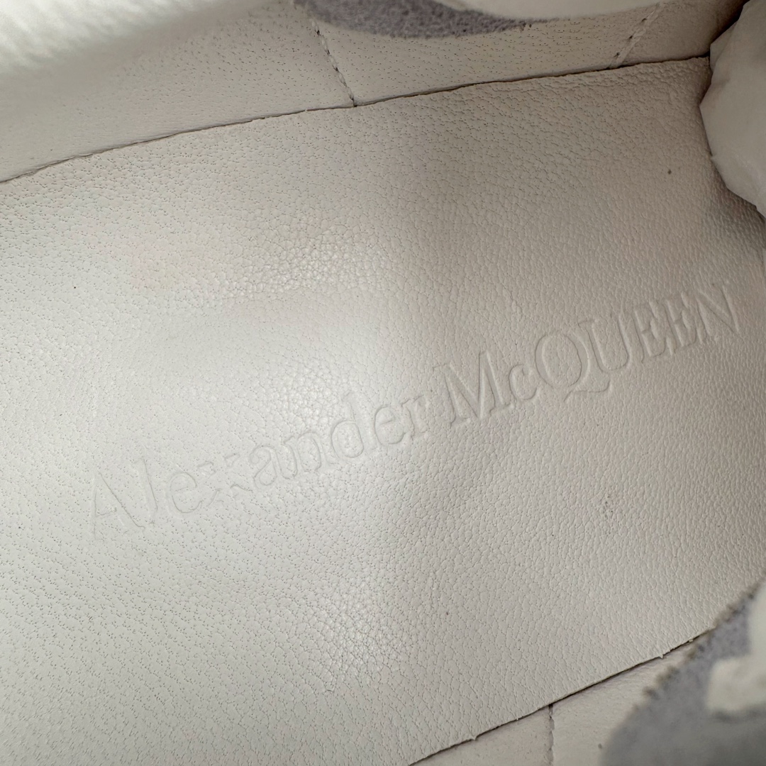 图片[11]-＃K纯原 Alexander McQueen/亚历山大麦昆经典松糕鞋厚底增高小白鞋 增高效果7CM 最经典简约百搭的小白鞋没有之一 官方2023版最新细节 意大利进口原厂开边珠抗裂头层牛皮 表层面皮带凸起不规则小漆点 升级进口牛皮内里加PU鞋垫 区别市面旧版国产丝光绸鞋面加小羊皮内里 成本单价回弹度性耐磨性不在一个级别 E厂钢印烫金中底版细节 注意此代工厂出品没有带固特异钉子 最完美的增高百搭小白鞋 全套原版包装 配件齐全 官方一致 凹凸定制正品原盒包装 定制蓝色得物纸盒外包装加固 尺码：35 36 37 38 39 40 41 42 43 44 45-选品中心