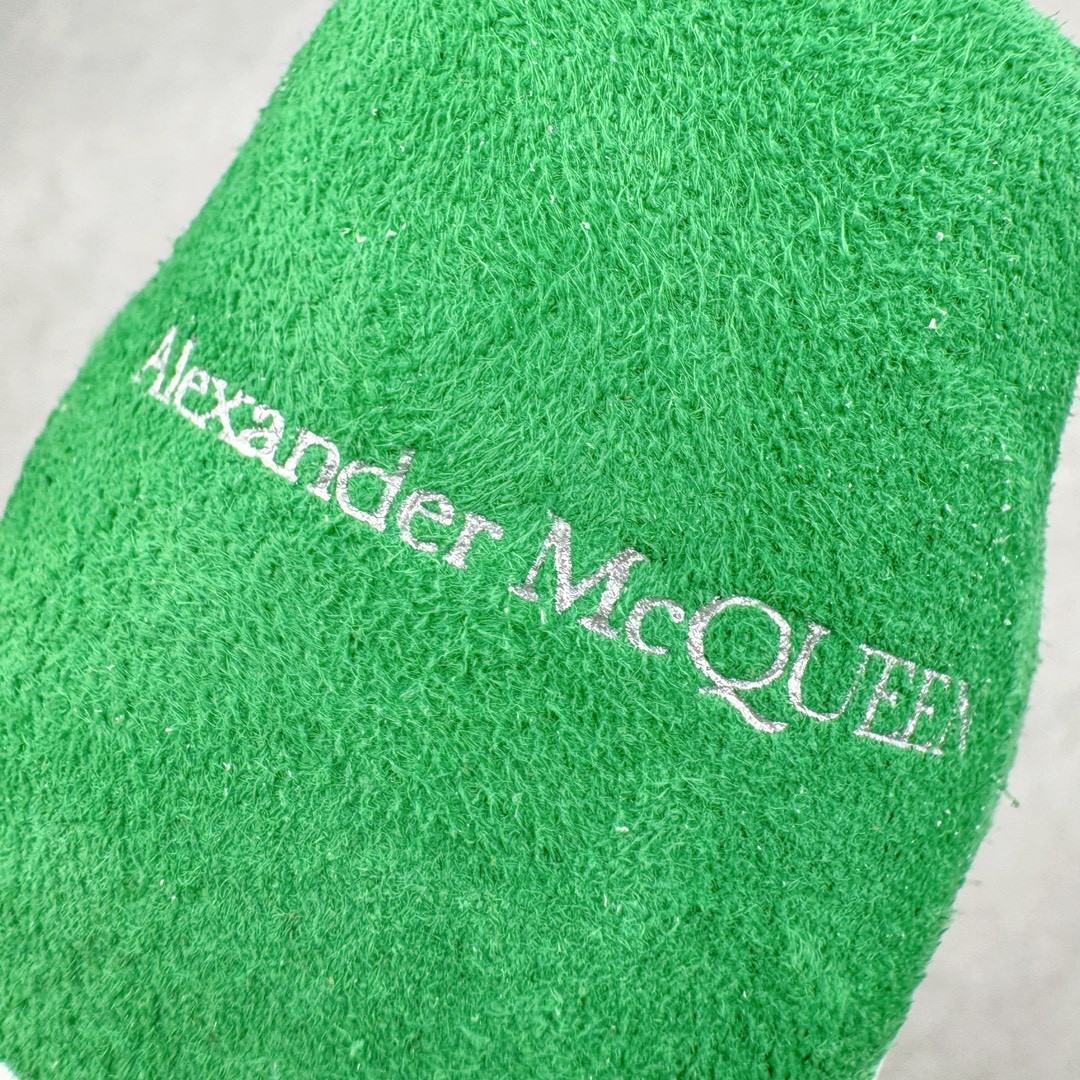 图片[10]-＃K纯原 Alexander McQueen/亚历山大麦昆经典松糕鞋厚底增高小白鞋 增高效果7CM 最经典简约百搭的小白鞋没有之一 官方2023版最新细节 意大利进口原厂开边珠抗裂头层牛皮 表层面皮带凸起不规则小漆点 升级进口牛皮内里加PU鞋垫 区别市面旧版国产丝光绸鞋面加小羊皮内里 成本单价回弹度性耐磨性不在一个级别 E厂钢印烫金中底版细节 注意此代工厂出品没有带固特异钉子 最完美的增高百搭小白鞋 全套原版包装 配件齐全 官方一致 凹凸定制正品原盒包装 定制蓝色得物纸盒外包装加固 尺码：35 36 37 38 39 40 41 42 43 44 45-选品中心