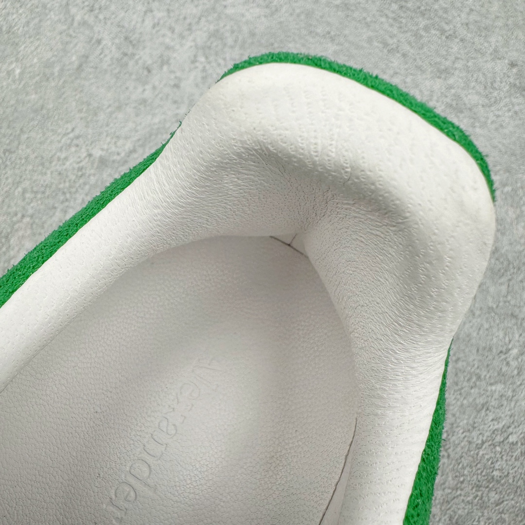 图片[12]-＃K纯原 Alexander McQueen/亚历山大麦昆经典松糕鞋厚底增高小白鞋 增高效果7CM 最经典简约百搭的小白鞋没有之一 官方2023版最新细节 意大利进口原厂开边珠抗裂头层牛皮 表层面皮带凸起不规则小漆点 升级进口牛皮内里加PU鞋垫 区别市面旧版国产丝光绸鞋面加小羊皮内里 成本单价回弹度性耐磨性不在一个级别 E厂钢印烫金中底版细节 注意此代工厂出品没有带固特异钉子 最完美的增高百搭小白鞋 全套原版包装 配件齐全 官方一致 凹凸定制正品原盒包装 定制蓝色得物纸盒外包装加固 尺码：35 36 37 38 39 40 41 42 43 44 45-选品中心