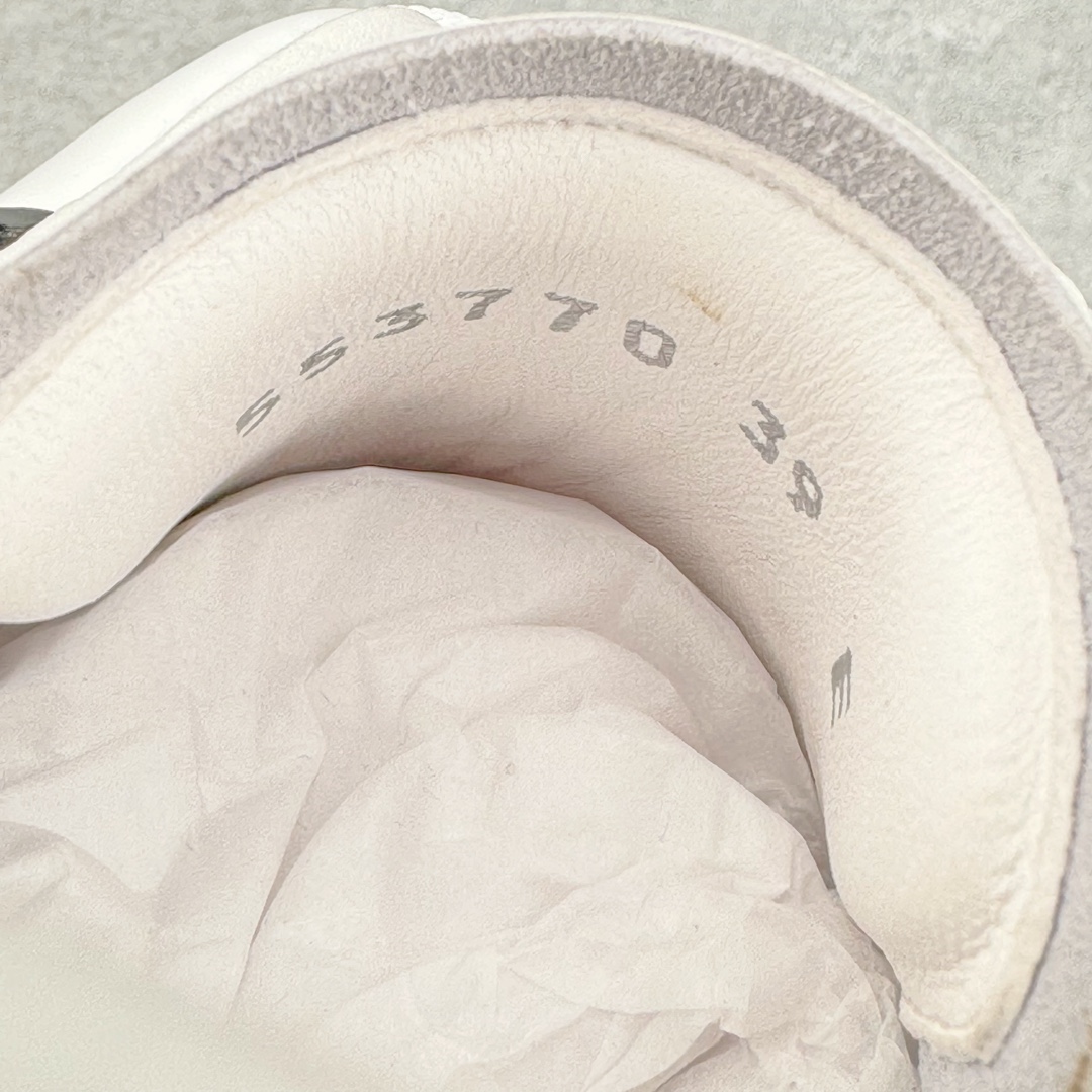 图片[23]-＃K纯原 Alexander McQueen/亚历山大麦昆经典松糕鞋厚底增高小白鞋 增高效果7CM 最经典简约百搭的小白鞋没有之一 官方2023版最新细节 意大利进口原厂开边珠抗裂头层牛皮 表层面皮带凸起不规则小漆点 升级进口牛皮内里加PU鞋垫 区别市面旧版国产丝光绸鞋面加小羊皮内里 成本单价回弹度性耐磨性不在一个级别 E厂钢印烫金中底版细节 注意此代工厂出品没有带固特异钉子 最完美的增高百搭小白鞋 全套原版包装 配件齐全 官方一致 凹凸定制正品原盒包装 定制蓝色得物纸盒外包装加固 尺码：35 36 37 38 39 40 41 42 43 44 45-选品中心