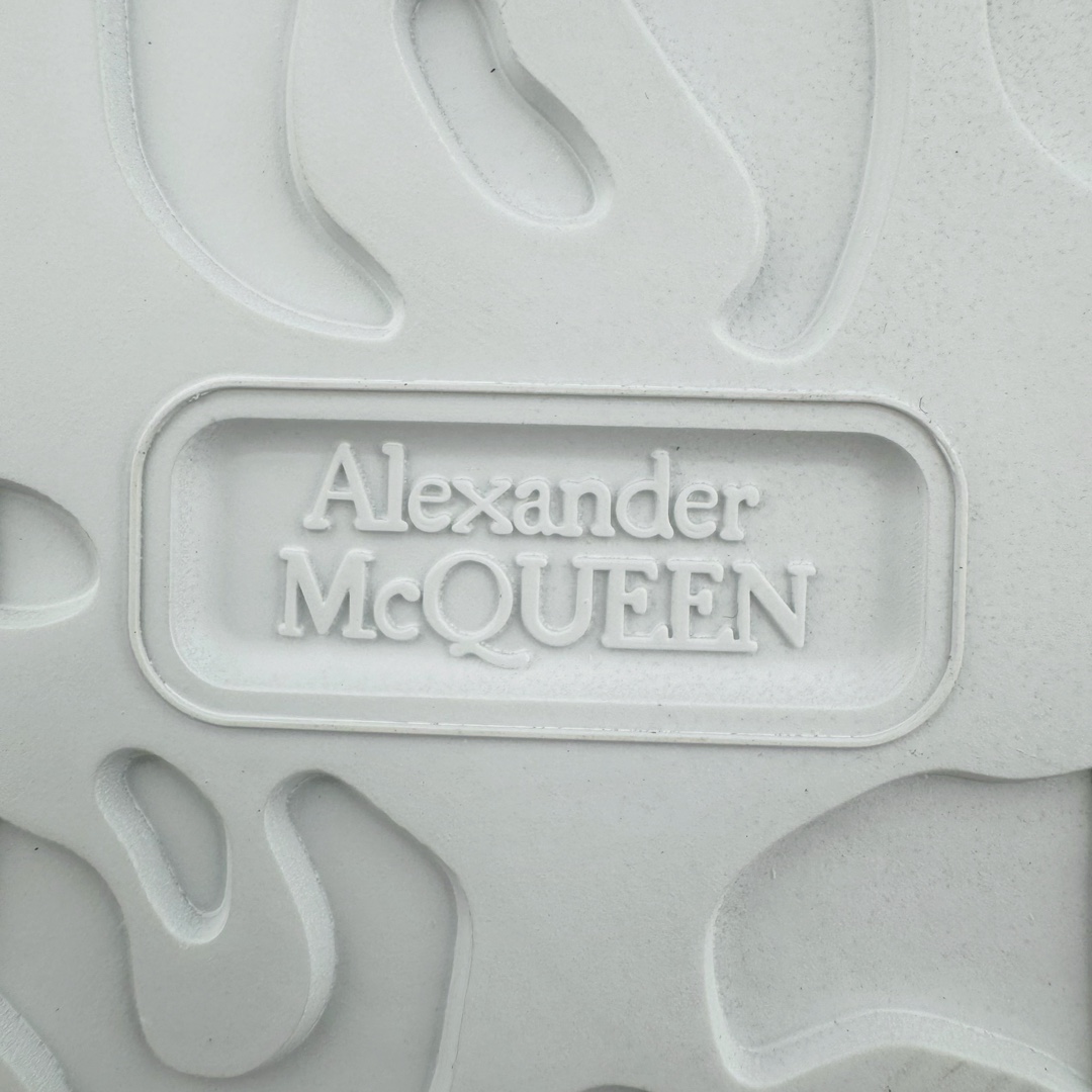 图片[19]-＃K纯原 Alexander McQueen/亚历山大麦昆经典松糕鞋厚底增高小白鞋 增高效果7CM 最经典简约百搭的小白鞋没有之一 官方2023版最新细节 意大利进口原厂开边珠抗裂头层牛皮 表层面皮带凸起不规则小漆点 升级进口牛皮内里加PU鞋垫 区别市面旧版国产丝光绸鞋面加小羊皮内里 成本单价回弹度性耐磨性不在一个级别 E厂钢印烫金中底版细节 注意此代工厂出品没有带固特异钉子 最完美的增高百搭小白鞋 全套原版包装 配件齐全 官方一致 凹凸定制正品原盒包装 定制蓝色得物纸盒外包装加固 尺码：35 36 37 38 39 40 41 42 43 44 45-选品中心
