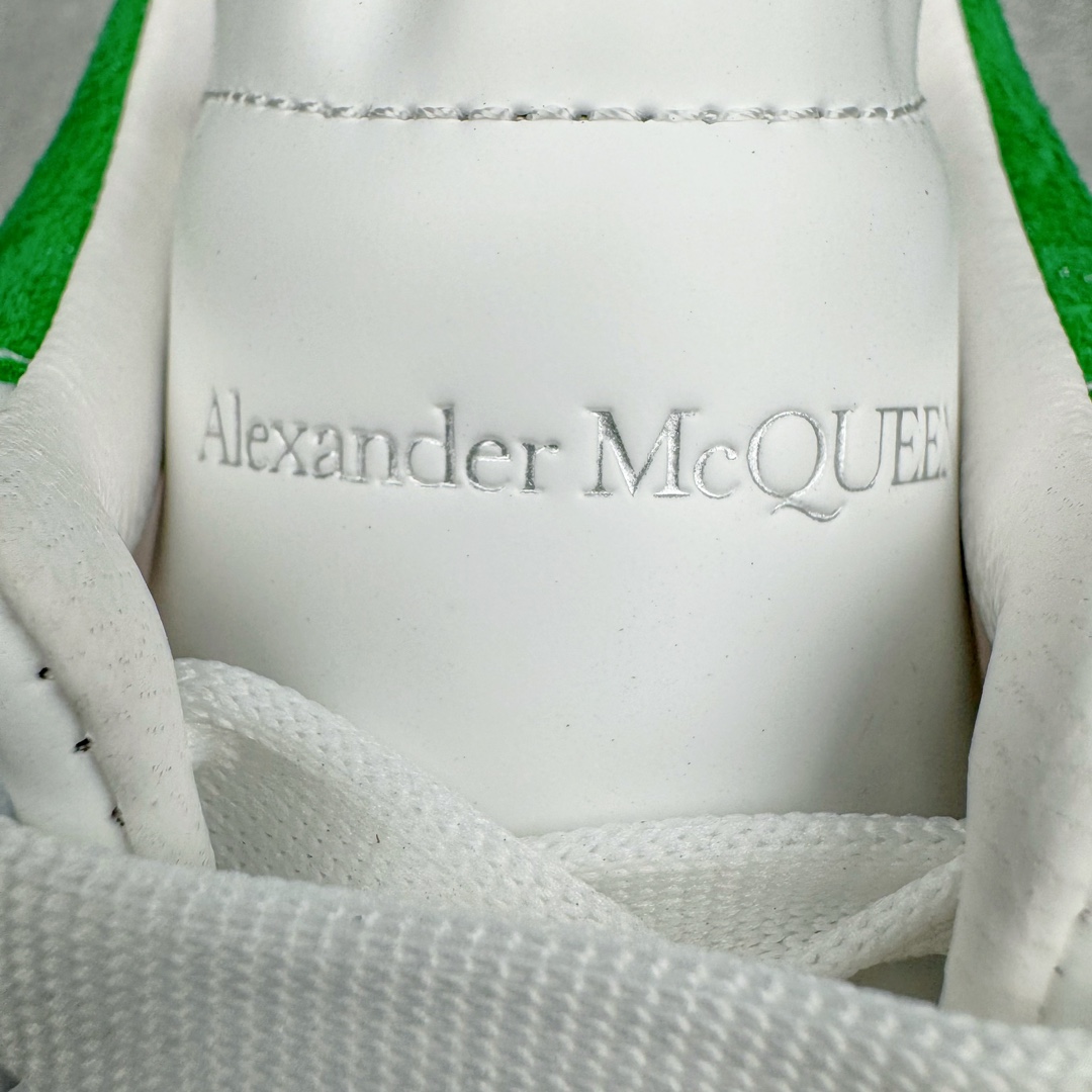 图片[13]-＃K纯原 Alexander McQueen/亚历山大麦昆经典松糕鞋厚底增高小白鞋 增高效果7CM 最经典简约百搭的小白鞋没有之一 官方2023版最新细节 意大利进口原厂开边珠抗裂头层牛皮 表层面皮带凸起不规则小漆点 升级进口牛皮内里加PU鞋垫 区别市面旧版国产丝光绸鞋面加小羊皮内里 成本单价回弹度性耐磨性不在一个级别 E厂钢印烫金中底版细节 注意此代工厂出品没有带固特异钉子 最完美的增高百搭小白鞋 全套原版包装 配件齐全 官方一致 凹凸定制正品原盒包装 定制蓝色得物纸盒外包装加固 尺码：35 36 37 38 39 40 41 42 43 44 45-选品中心