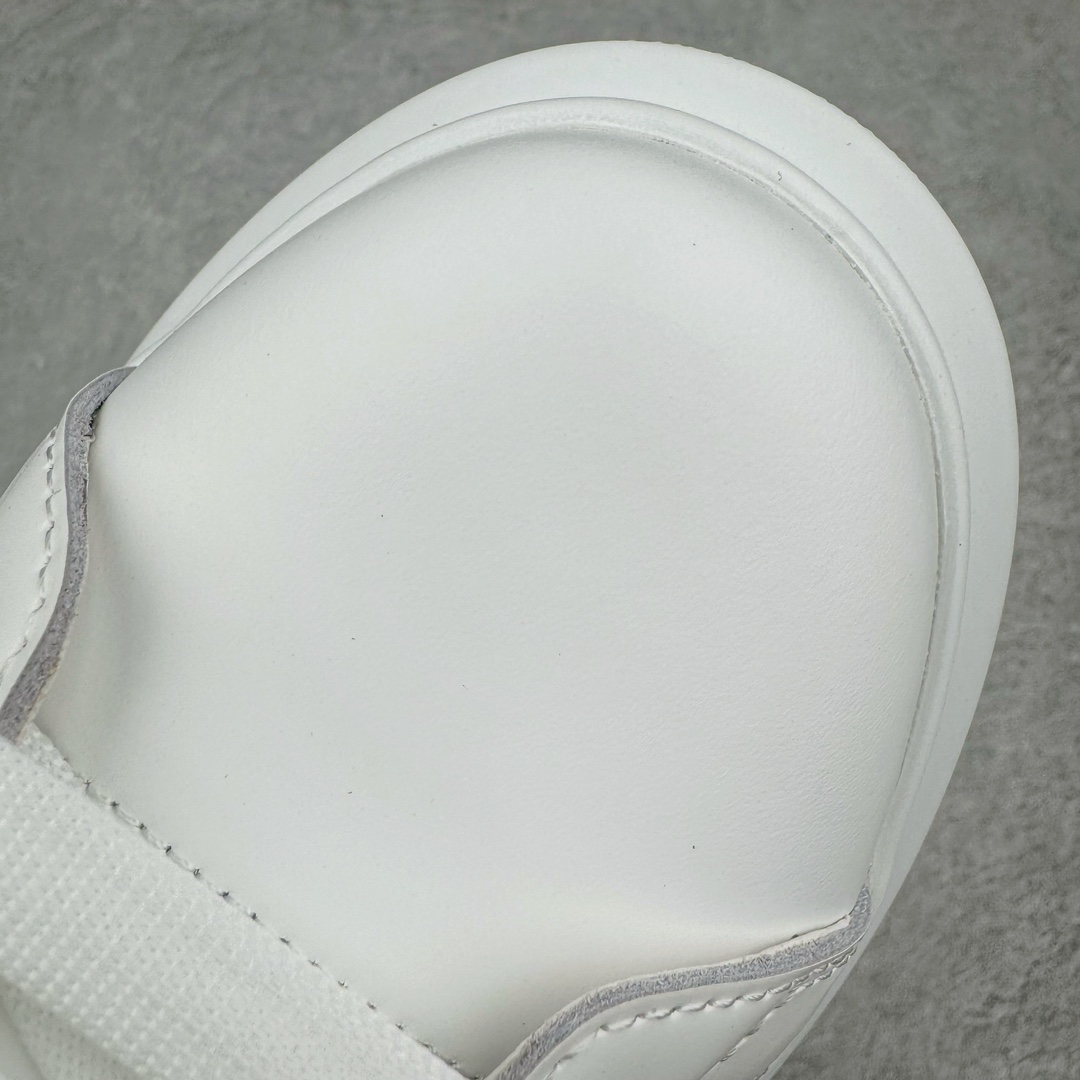 图片[14]-＃K纯原 Alexander McQueen/亚历山大麦昆经典松糕鞋厚底增高小白鞋 增高效果7CM 最经典简约百搭的小白鞋没有之一 官方2023版最新细节 意大利进口原厂开边珠抗裂头层牛皮 表层面皮带凸起不规则小漆点 升级进口牛皮内里加PU鞋垫 区别市面旧版国产丝光绸鞋面加小羊皮内里 成本单价回弹度性耐磨性不在一个级别 E厂钢印烫金中底版细节 注意此代工厂出品没有带固特异钉子 最完美的增高百搭小白鞋 全套原版包装 配件齐全 官方一致 凹凸定制正品原盒包装 定制蓝色得物纸盒外包装加固 尺码：35 36 37 38 39 40 41 42 43 44 45-选品中心