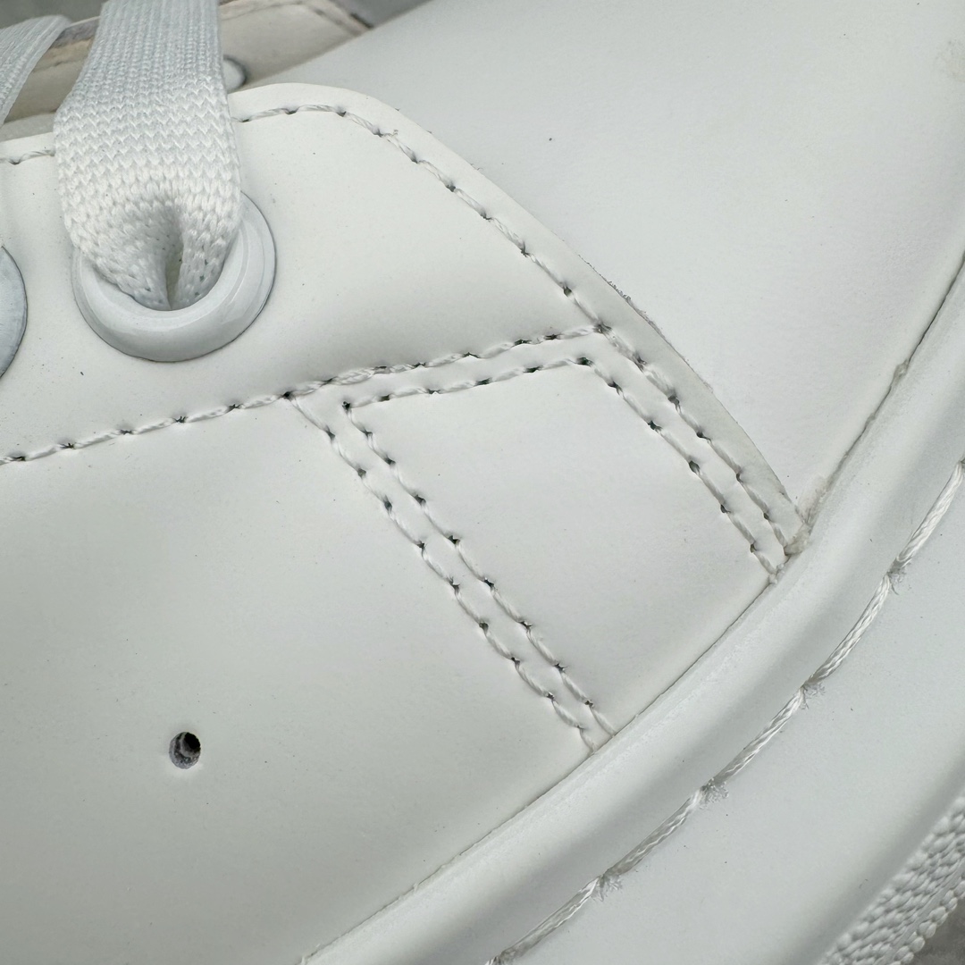 图片[16]-＃K纯原 Alexander McQueen/亚历山大麦昆经典松糕鞋厚底增高小白鞋 增高效果7CM 最经典简约百搭的小白鞋没有之一 官方2023版最新细节 意大利进口原厂开边珠抗裂头层牛皮 表层面皮带凸起不规则小漆点 升级进口牛皮内里加PU鞋垫 区别市面旧版国产丝光绸鞋面加小羊皮内里 成本单价回弹度性耐磨性不在一个级别 E厂钢印烫金中底版细节 注意此代工厂出品没有带固特异钉子 最完美的增高百搭小白鞋 全套原版包装 配件齐全 官方一致 凹凸定制正品原盒包装 定制蓝色得物纸盒外包装加固 尺码：35 36 37 38 39 40 41 42 43 44 45-选品中心