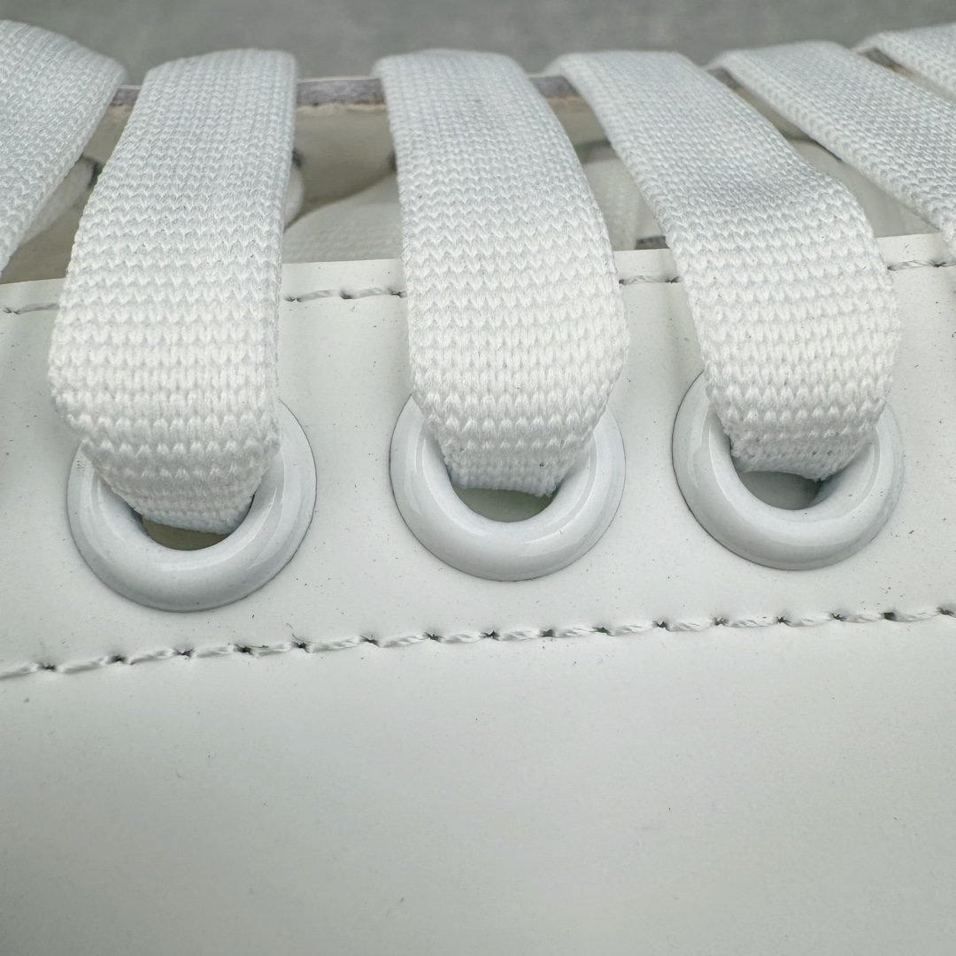 图片[17]-＃K纯原 Alexander McQueen/亚历山大麦昆经典松糕鞋厚底增高小白鞋 增高效果7CM 最经典简约百搭的小白鞋没有之一 官方2023版最新细节 意大利进口原厂开边珠抗裂头层牛皮 表层面皮带凸起不规则小漆点 升级进口牛皮内里加PU鞋垫 区别市面旧版国产丝光绸鞋面加小羊皮内里 成本单价回弹度性耐磨性不在一个级别 E厂钢印烫金中底版细节 注意此代工厂出品没有带固特异钉子 最完美的增高百搭小白鞋 全套原版包装 配件齐全 官方一致 凹凸定制正品原盒包装 定制蓝色得物纸盒外包装加固 尺码：35 36 37 38 39 40 41 42 43 44 45-选品中心