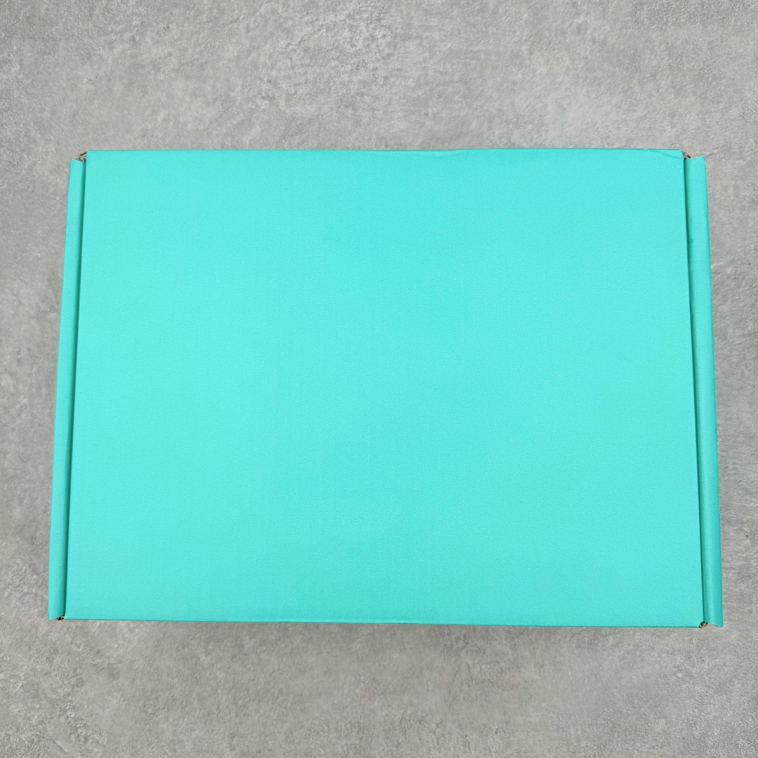 图片[22]-＃K纯原 Alexander McQueen/亚历山大麦昆经典松糕鞋厚底增高小白鞋 增高效果7CM 最经典简约百搭的小白鞋没有之一 官方2023版最新细节 意大利进口原厂开边珠抗裂头层牛皮 表层面皮带凸起不规则小漆点 升级进口牛皮内里加PU鞋垫 区别市面旧版国产丝光绸鞋面加小羊皮内里 成本单价回弹度性耐磨性不在一个级别 E厂钢印烫金中底版细节 注意此代工厂出品没有带固特异钉子 最完美的增高百搭小白鞋 全套原版包装 配件齐全 官方一致 凹凸定制正品原盒包装 定制蓝色得物纸盒外包装加固 尺码：35 36 37 38 39 40 41 42 43 44 45-选品中心