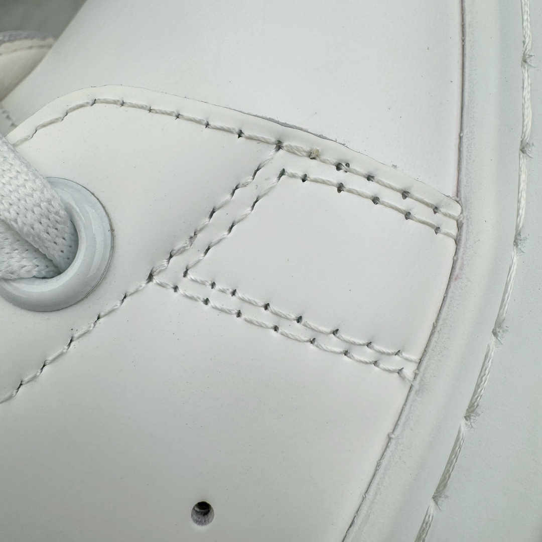 图片[15]-＃K纯原 Alexander McQueen/亚历山大麦昆经典松糕鞋厚底增高小白鞋 增高效果7CM 最经典简约百搭的小白鞋没有之一 官方2023版最新细节 意大利进口原厂开边珠抗裂头层牛皮 表层面皮带凸起不规则小漆点 升级进口牛皮内里加PU鞋垫 区别市面旧版国产丝光绸鞋面加小羊皮内里 成本单价回弹度性耐磨性不在一个级别 E厂钢印烫金中底版细节 注意此代工厂出品没有带固特异钉子 最完美的增高百搭小白鞋 全套原版包装 配件齐全 官方一致 凹凸定制正品原盒包装 定制蓝色得物纸盒外包装加固 尺码：35 36 37 38 39 40 41 42 43 44 45-选品中心