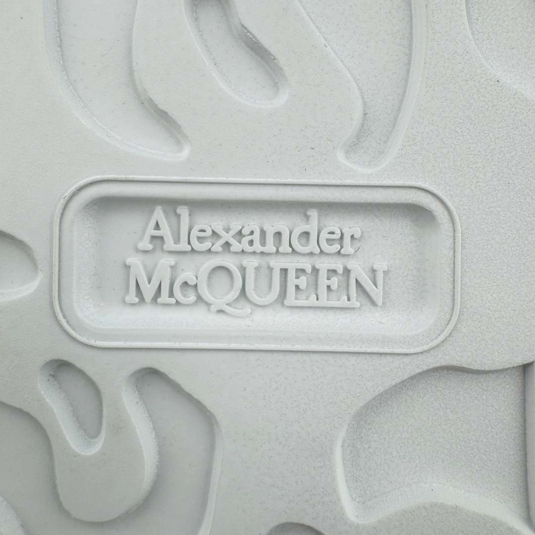 图片[16]-＃K纯原 Alexander McQueen/亚历山大麦昆经典松糕鞋厚底增高小白鞋 增高效果7CM 最经典简约百搭的小白鞋没有之一 官方2023版最新细节 意大利进口原厂开边珠抗裂头层牛皮 表层面皮带凸起不规则小漆点 升级进口牛皮内里加PU鞋垫 区别市面旧版国产丝光绸鞋面加小羊皮内里 成本单价回弹度性耐磨性不在一个级别 E厂钢印烫金中底版细节 注意此代工厂出品没有带固特异钉子 最完美的增高百搭小白鞋 全套原版包装 配件齐全 官方一致 凹凸定制正品原盒包装 定制蓝色得物纸盒外包装加固 尺码：35 36 37 38 39 40 41 42 43 44 45-选品中心