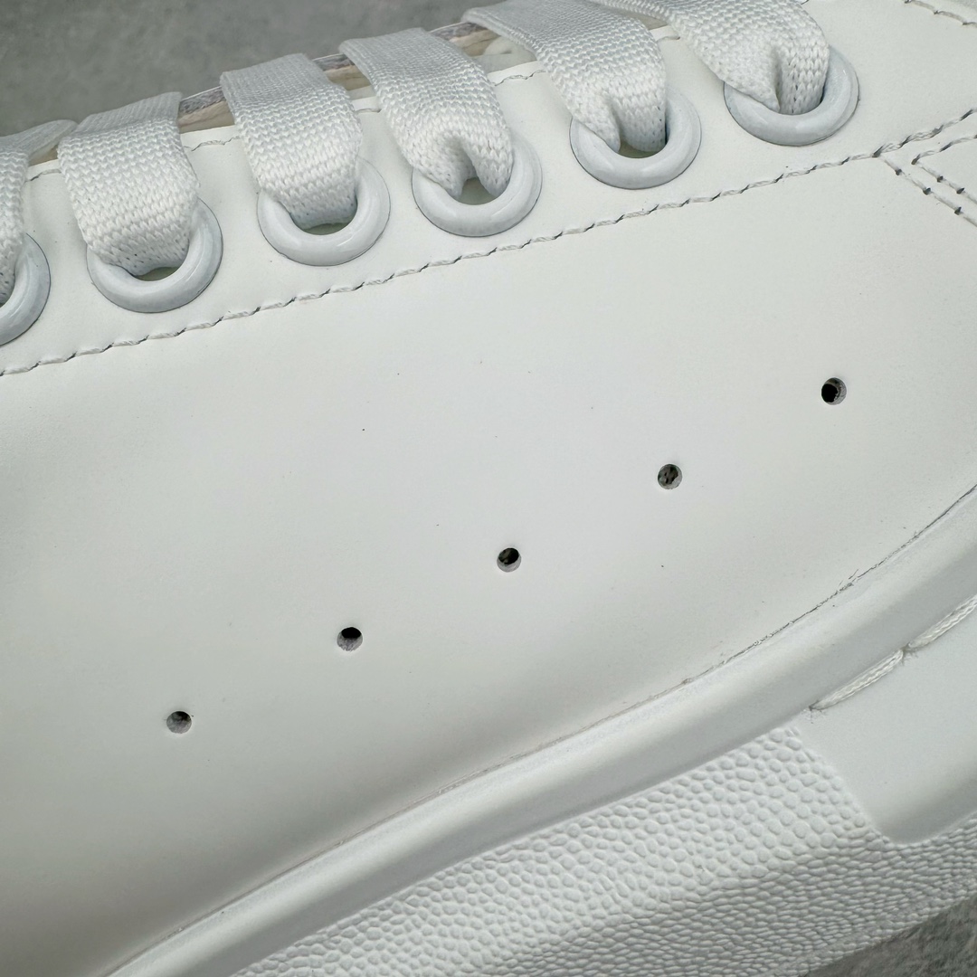 图片[13]-＃K纯原 Alexander McQueen/亚历山大麦昆经典松糕鞋厚底增高小白鞋 增高效果7CM 最经典简约百搭的小白鞋没有之一 官方2023版最新细节 意大利进口原厂开边珠抗裂头层牛皮 表层面皮带凸起不规则小漆点 升级进口牛皮内里加PU鞋垫 区别市面旧版国产丝光绸鞋面加小羊皮内里 成本单价回弹度性耐磨性不在一个级别 E厂钢印烫金中底版细节 注意此代工厂出品没有带固特异钉子 最完美的增高百搭小白鞋 全套原版包装 配件齐全 官方一致 凹凸定制正品原盒包装 定制蓝色得物纸盒外包装加固 尺码：35 36 37 38 39 40 41 42 43 44 45-选品中心