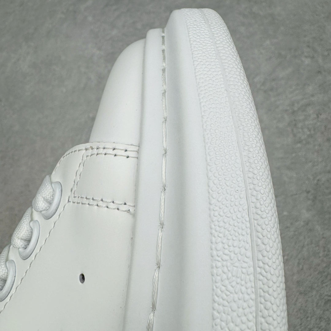 图片[14]-＃K纯原 Alexander McQueen/亚历山大麦昆经典松糕鞋厚底增高小白鞋 增高效果7CM 最经典简约百搭的小白鞋没有之一 官方2023版最新细节 意大利进口原厂开边珠抗裂头层牛皮 表层面皮带凸起不规则小漆点 升级进口牛皮内里加PU鞋垫 区别市面旧版国产丝光绸鞋面加小羊皮内里 成本单价回弹度性耐磨性不在一个级别 E厂钢印烫金中底版细节 注意此代工厂出品没有带固特异钉子 最完美的增高百搭小白鞋 全套原版包装 配件齐全 官方一致 凹凸定制正品原盒包装 定制蓝色得物纸盒外包装加固 尺码：35 36 37 38 39 40 41 42 43 44 45-选品中心