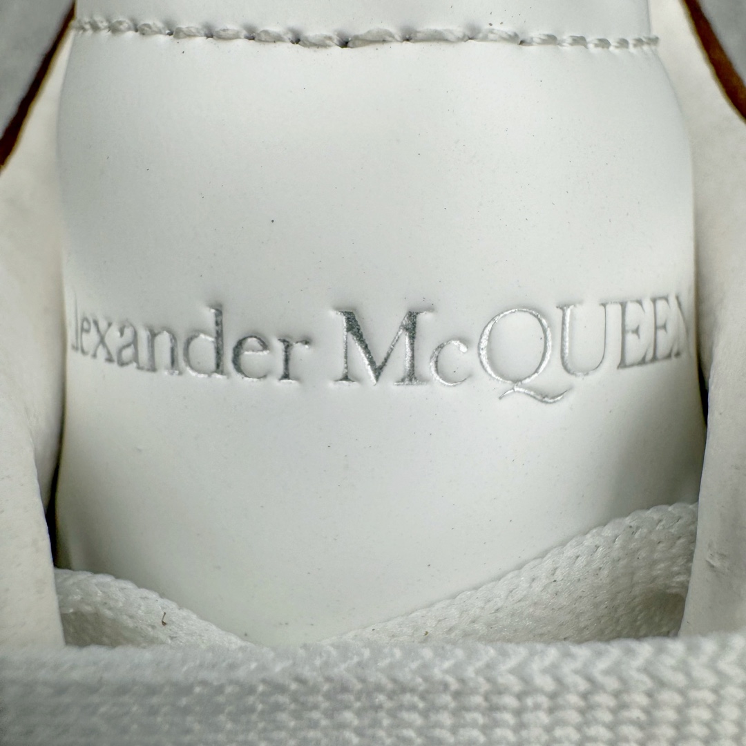 图片[18]-＃K纯原 Alexander McQueen/亚历山大麦昆经典松糕鞋厚底增高小白鞋 增高效果7CM 最经典简约百搭的小白鞋没有之一 官方2023版最新细节 意大利进口原厂开边珠抗裂头层牛皮 表层面皮带凸起不规则小漆点 升级进口牛皮内里加PU鞋垫 区别市面旧版国产丝光绸鞋面加小羊皮内里 成本单价回弹度性耐磨性不在一个级别 E厂钢印烫金中底版细节 注意此代工厂出品没有带固特异钉子 最完美的增高百搭小白鞋 全套原版包装 配件齐全 官方一致 凹凸定制正品原盒包装 定制蓝色得物纸盒外包装加固 尺码：35 36 37 38 39 40 41 42 43 44 45-选品中心