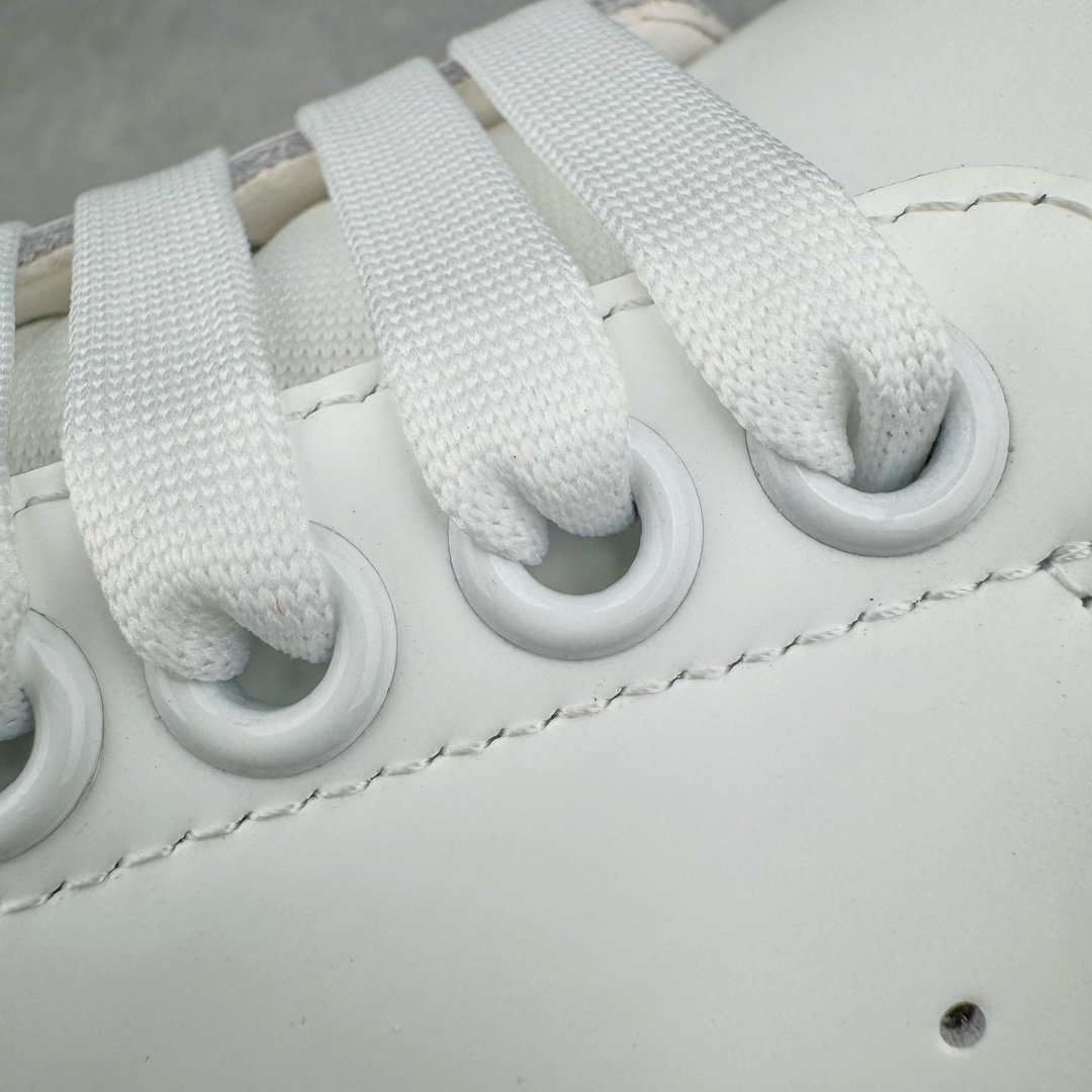 图片[12]-＃K纯原 Alexander McQueen/亚历山大麦昆经典松糕鞋厚底增高小白鞋 增高效果7CM 最经典简约百搭的小白鞋没有之一 官方2023版最新细节 意大利进口原厂开边珠抗裂头层牛皮 表层面皮带凸起不规则小漆点 升级进口牛皮内里加PU鞋垫 区别市面旧版国产丝光绸鞋面加小羊皮内里 成本单价回弹度性耐磨性不在一个级别 E厂钢印烫金中底版细节 注意此代工厂出品没有带固特异钉子 最完美的增高百搭小白鞋 全套原版包装 配件齐全 官方一致 凹凸定制正品原盒包装 定制蓝色得物纸盒外包装加固 尺码：35 36 37 38 39 40 41 42 43 44 45-选品中心