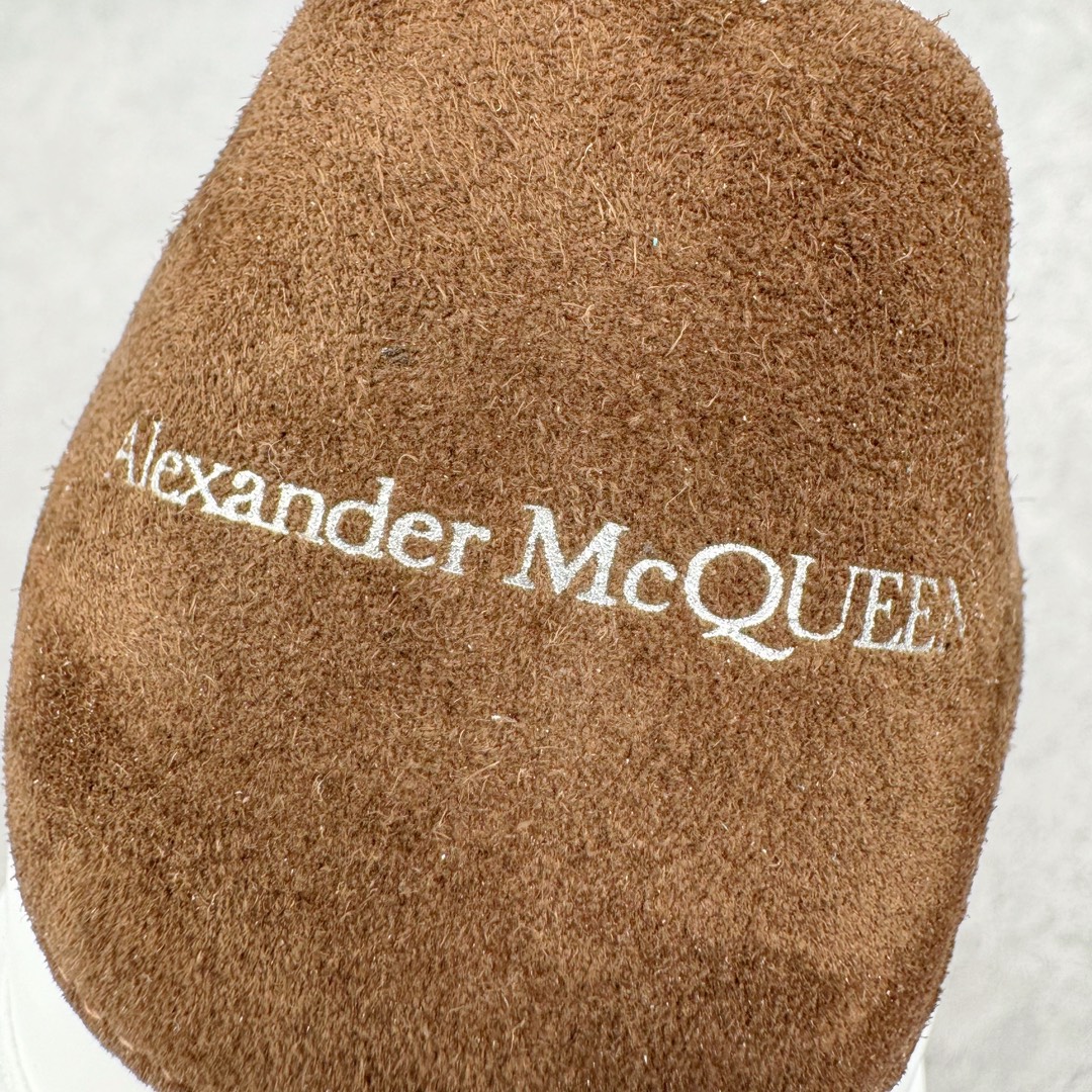 图片[10]-＃K纯原 Alexander McQueen/亚历山大麦昆经典松糕鞋厚底增高小白鞋 增高效果7CM 最经典简约百搭的小白鞋没有之一 官方2023版最新细节 意大利进口原厂开边珠抗裂头层牛皮 表层面皮带凸起不规则小漆点 升级进口牛皮内里加PU鞋垫 区别市面旧版国产丝光绸鞋面加小羊皮内里 成本单价回弹度性耐磨性不在一个级别 E厂钢印烫金中底版细节 注意此代工厂出品没有带固特异钉子 最完美的增高百搭小白鞋 全套原版包装 配件齐全 官方一致 凹凸定制正品原盒包装 定制蓝色得物纸盒外包装加固 尺码：35 36 37 38 39 40 41 42 43 44 45-选品中心