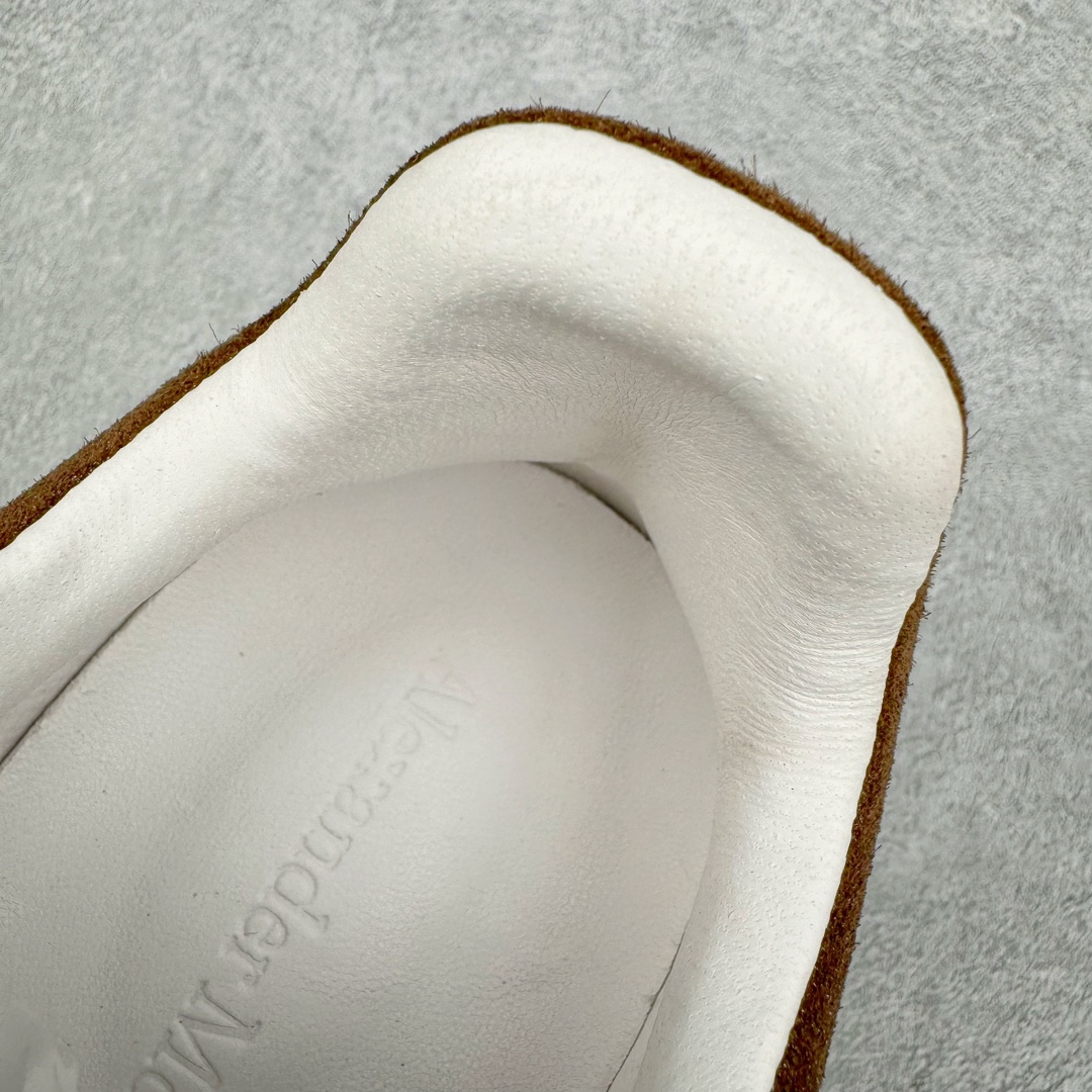 图片[17]-＃K纯原 Alexander McQueen/亚历山大麦昆经典松糕鞋厚底增高小白鞋 增高效果7CM 最经典简约百搭的小白鞋没有之一 官方2023版最新细节 意大利进口原厂开边珠抗裂头层牛皮 表层面皮带凸起不规则小漆点 升级进口牛皮内里加PU鞋垫 区别市面旧版国产丝光绸鞋面加小羊皮内里 成本单价回弹度性耐磨性不在一个级别 E厂钢印烫金中底版细节 注意此代工厂出品没有带固特异钉子 最完美的增高百搭小白鞋 全套原版包装 配件齐全 官方一致 凹凸定制正品原盒包装 定制蓝色得物纸盒外包装加固 尺码：35 36 37 38 39 40 41 42 43 44 45-选品中心