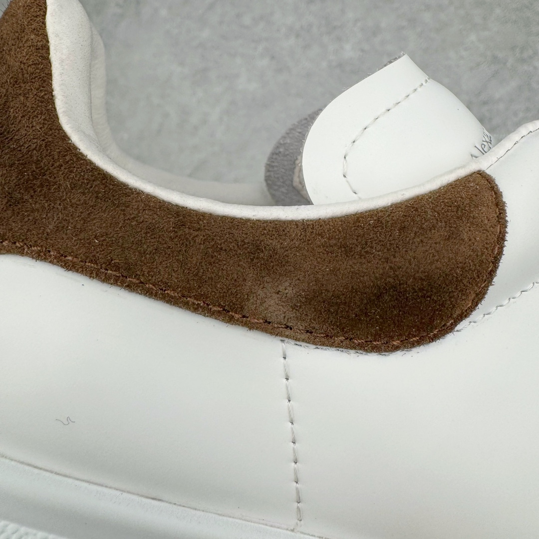 图片[11]-＃K纯原 Alexander McQueen/亚历山大麦昆经典松糕鞋厚底增高小白鞋 增高效果7CM 最经典简约百搭的小白鞋没有之一 官方2023版最新细节 意大利进口原厂开边珠抗裂头层牛皮 表层面皮带凸起不规则小漆点 升级进口牛皮内里加PU鞋垫 区别市面旧版国产丝光绸鞋面加小羊皮内里 成本单价回弹度性耐磨性不在一个级别 E厂钢印烫金中底版细节 注意此代工厂出品没有带固特异钉子 最完美的增高百搭小白鞋 全套原版包装 配件齐全 官方一致 凹凸定制正品原盒包装 定制蓝色得物纸盒外包装加固 尺码：35 36 37 38 39 40 41 42 43 44 45-选品中心