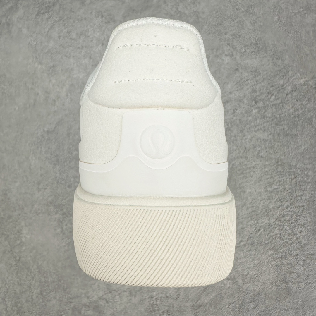 图片[8]-lululemon Cityverse 露露乐檬极简主义减震耐磨低帮生活休闲鞋 Cityverse将运动性能融入经典休闲鞋中，中底提供出色缓震，并贴合足部曲线，带来全天候的舒适感。鞋面采用两种材质拼接，且前半部分采用热熔压胶处理，无任何缝线，保留了鞋身整体性。模制泡沫的鞋垫带来上乘的脚感，在平日休闲穿着时不会磨脚，也能提供轻质软弹的效果。25年来，lululemon一直秉持“感受为先”的设计理念，并相信更好的感受带来更好的表现。此次男鞋的设计亦是如此。投入多年研究，针对男性在不同运动场景中的脚步形态设计了不同鞋履款式。同时，还进行了生物力学与形态学研究，为“他”带来更好的贴合度和感受。尺码：36 36.5 37.5 38 38.5 39 40 40.5 41 42 42.5 43 44 45-选品中心