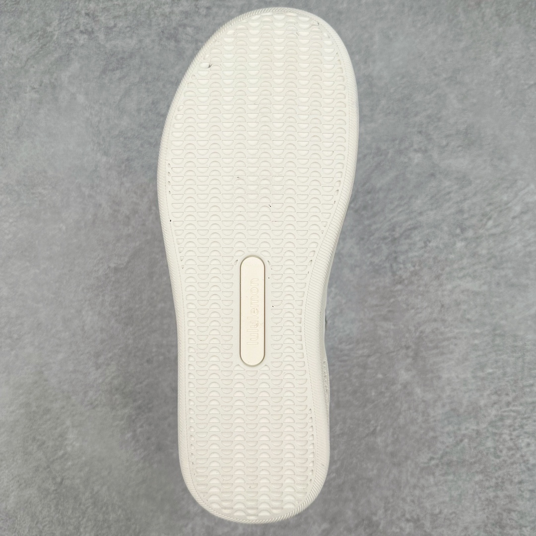 图片[9]-lululemon Cityverse 露露乐檬极简主义减震耐磨低帮生活休闲鞋 Cityverse将运动性能融入经典休闲鞋中，中底提供出色缓震，并贴合足部曲线，带来全天候的舒适感。鞋面采用两种材质拼接，且前半部分采用热熔压胶处理，无任何缝线，保留了鞋身整体性。模制泡沫的鞋垫带来上乘的脚感，在平日休闲穿着时不会磨脚，也能提供轻质软弹的效果。25年来，lululemon一直秉持“感受为先”的设计理念，并相信更好的感受带来更好的表现。此次男鞋的设计亦是如此。投入多年研究，针对男性在不同运动场景中的脚步形态设计了不同鞋履款式。同时，还进行了生物力学与形态学研究，为“他”带来更好的贴合度和感受。尺码：36 36.5 37.5 38 38.5 39 40 40.5 41 42 42.5 43 44 45-选品中心