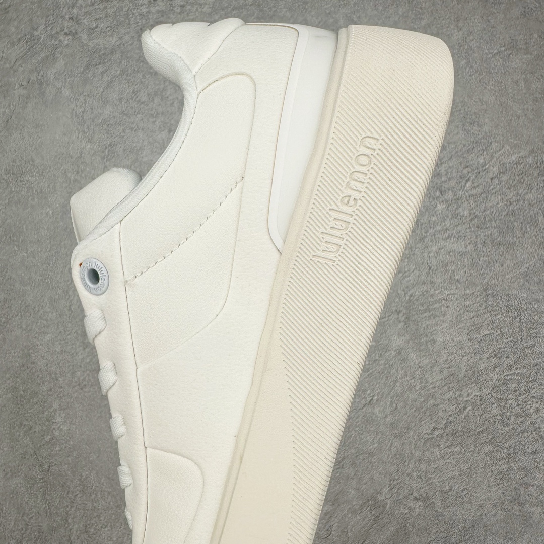 图片[7]-lululemon Cityverse 露露乐檬极简主义减震耐磨低帮生活休闲鞋 Cityverse将运动性能融入经典休闲鞋中，中底提供出色缓震，并贴合足部曲线，带来全天候的舒适感。鞋面采用两种材质拼接，且前半部分采用热熔压胶处理，无任何缝线，保留了鞋身整体性。模制泡沫的鞋垫带来上乘的脚感，在平日休闲穿着时不会磨脚，也能提供轻质软弹的效果。25年来，lululemon一直秉持“感受为先”的设计理念，并相信更好的感受带来更好的表现。此次男鞋的设计亦是如此。投入多年研究，针对男性在不同运动场景中的脚步形态设计了不同鞋履款式。同时，还进行了生物力学与形态学研究，为“他”带来更好的贴合度和感受。尺码：36 36.5 37.5 38 38.5 39 40 40.5 41 42 42.5 43 44 45-选品中心