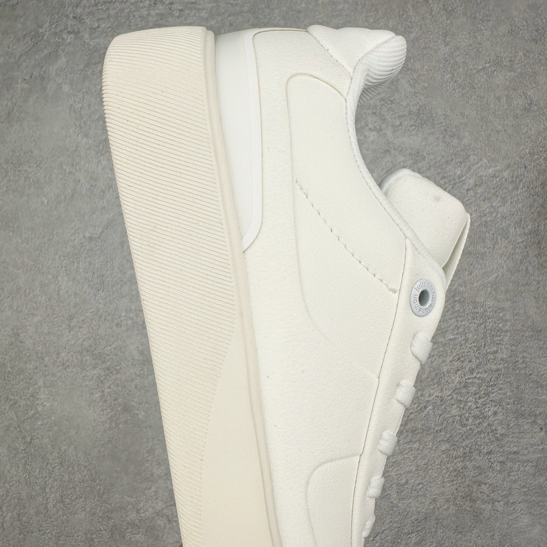 图片[6]-lululemon Cityverse 露露乐檬极简主义减震耐磨低帮生活休闲鞋 Cityverse将运动性能融入经典休闲鞋中，中底提供出色缓震，并贴合足部曲线，带来全天候的舒适感。鞋面采用两种材质拼接，且前半部分采用热熔压胶处理，无任何缝线，保留了鞋身整体性。模制泡沫的鞋垫带来上乘的脚感，在平日休闲穿着时不会磨脚，也能提供轻质软弹的效果。25年来，lululemon一直秉持“感受为先”的设计理念，并相信更好的感受带来更好的表现。此次男鞋的设计亦是如此。投入多年研究，针对男性在不同运动场景中的脚步形态设计了不同鞋履款式。同时，还进行了生物力学与形态学研究，为“他”带来更好的贴合度和感受。尺码：36 36.5 37.5 38 38.5 39 40 40.5 41 42 42.5 43 44 45-选品中心