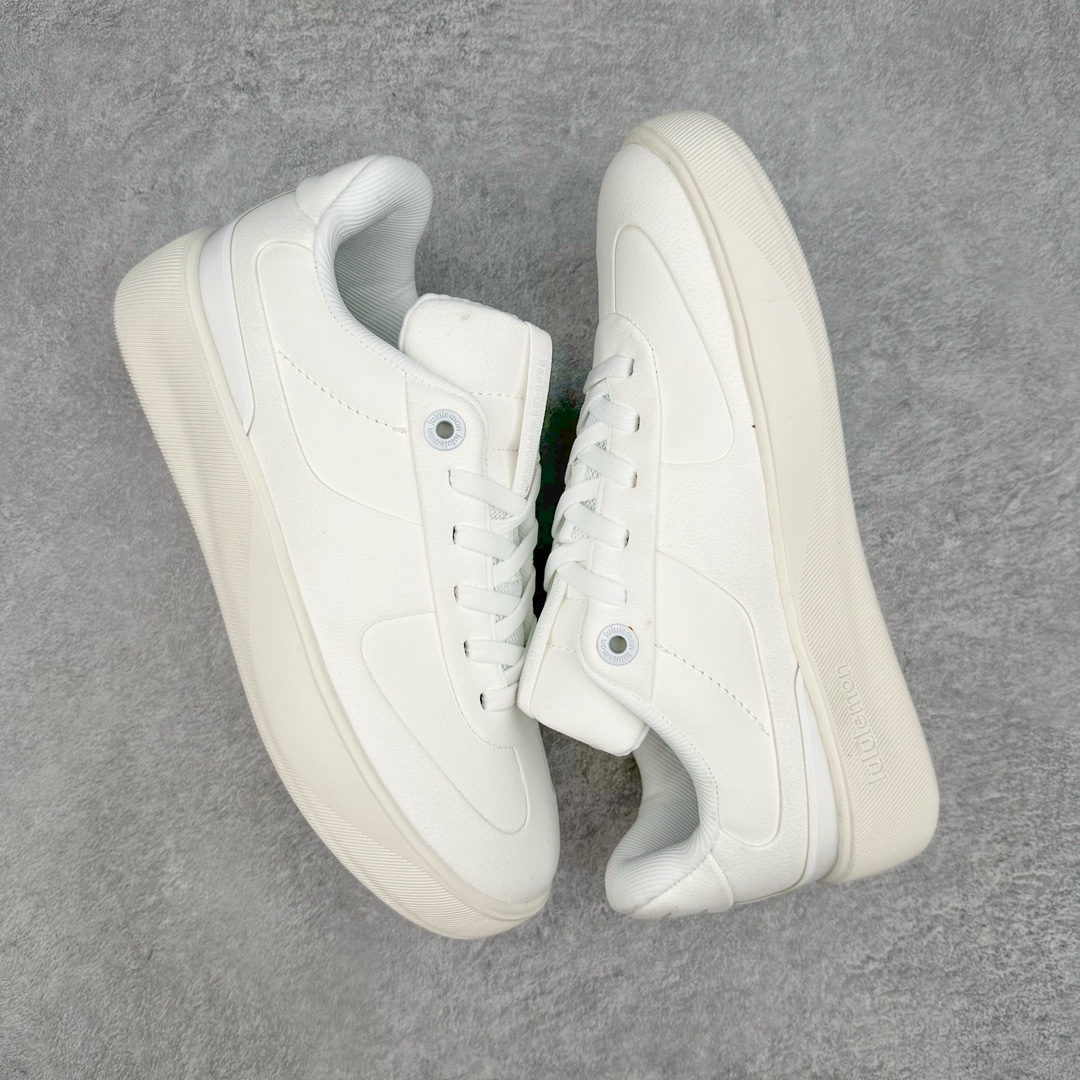 图片[3]-lululemon Cityverse 露露乐檬极简主义减震耐磨低帮生活休闲鞋 Cityverse将运动性能融入经典休闲鞋中，中底提供出色缓震，并贴合足部曲线，带来全天候的舒适感。鞋面采用两种材质拼接，且前半部分采用热熔压胶处理，无任何缝线，保留了鞋身整体性。模制泡沫的鞋垫带来上乘的脚感，在平日休闲穿着时不会磨脚，也能提供轻质软弹的效果。25年来，lululemon一直秉持“感受为先”的设计理念，并相信更好的感受带来更好的表现。此次男鞋的设计亦是如此。投入多年研究，针对男性在不同运动场景中的脚步形态设计了不同鞋履款式。同时，还进行了生物力学与形态学研究，为“他”带来更好的贴合度和感受。尺码：36 36.5 37.5 38 38.5 39 40 40.5 41 42 42.5 43 44 45-选品中心