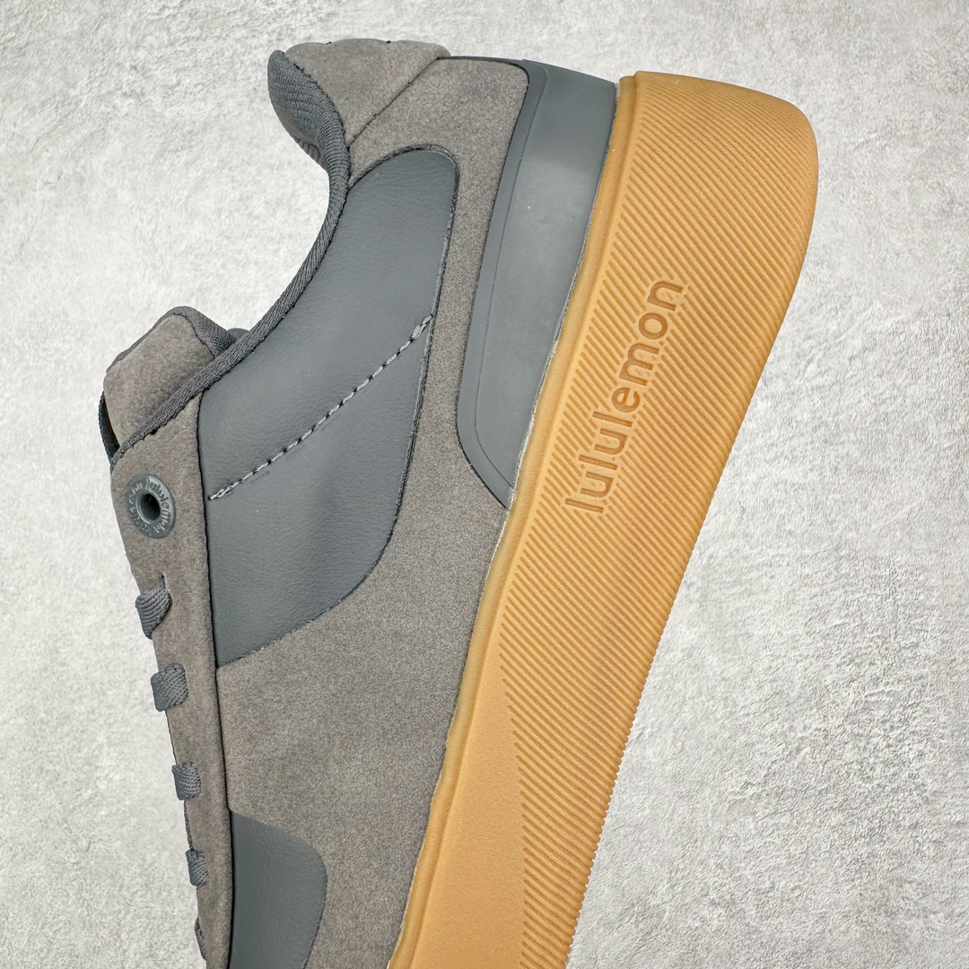 图片[7]-lululemon Cityverse 露露乐檬极简主义减震耐磨低帮生活休闲鞋 Cityverse将运动性能融入经典休闲鞋中，中底提供出色缓震，并贴合足部曲线，带来全天候的舒适感。鞋面采用两种材质拼接，且前半部分采用热熔压胶处理，无任何缝线，保留了鞋身整体性。模制泡沫的鞋垫带来上乘的脚感，在平日休闲穿着时不会磨脚，也能提供轻质软弹的效果。25年来，lululemon一直秉持“感受为先”的设计理念，并相信更好的感受带来更好的表现。此次男鞋的设计亦是如此。投入多年研究，针对男性在不同运动场景中的脚步形态设计了不同鞋履款式。同时，还进行了生物力学与形态学研究，为“他”带来更好的贴合度和感受。尺码：36 36.5 37.5 38 38.5 39 40 40.5 41 42 42.5 43 44 45-选品中心