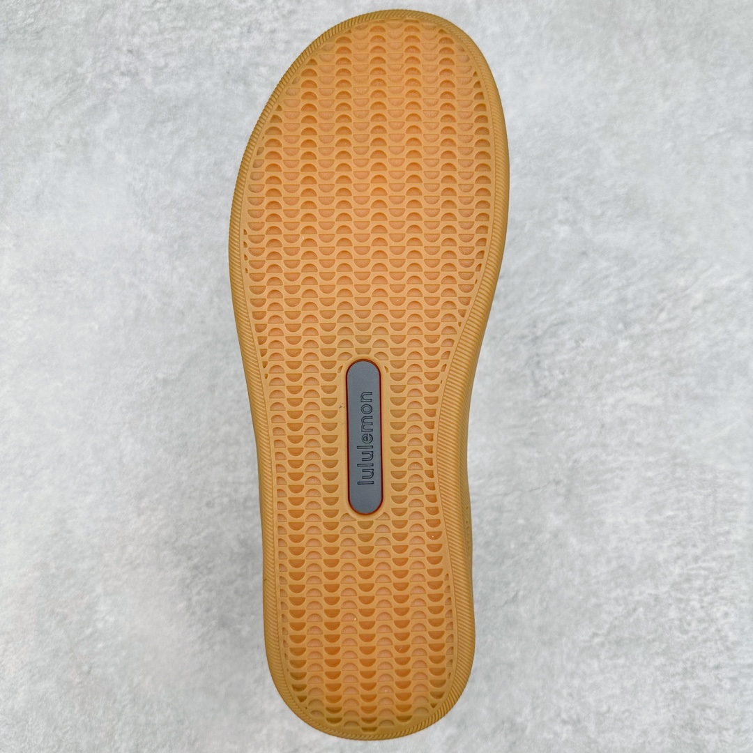 图片[9]-lululemon Cityverse 露露乐檬极简主义减震耐磨低帮生活休闲鞋 Cityverse将运动性能融入经典休闲鞋中，中底提供出色缓震，并贴合足部曲线，带来全天候的舒适感。鞋面采用两种材质拼接，且前半部分采用热熔压胶处理，无任何缝线，保留了鞋身整体性。模制泡沫的鞋垫带来上乘的脚感，在平日休闲穿着时不会磨脚，也能提供轻质软弹的效果。25年来，lululemon一直秉持“感受为先”的设计理念，并相信更好的感受带来更好的表现。此次男鞋的设计亦是如此。投入多年研究，针对男性在不同运动场景中的脚步形态设计了不同鞋履款式。同时，还进行了生物力学与形态学研究，为“他”带来更好的贴合度和感受。尺码：36 36.5 37.5 38 38.5 39 40 40.5 41 42 42.5 43 44 45-选品中心