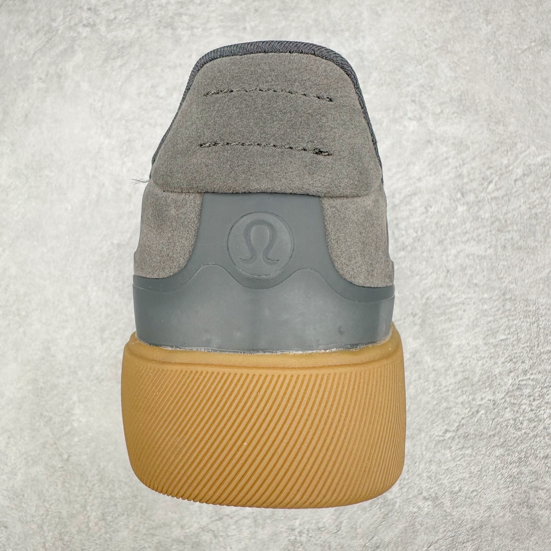 图片[8]-lululemon Cityverse 露露乐檬极简主义减震耐磨低帮生活休闲鞋 Cityverse将运动性能融入经典休闲鞋中，中底提供出色缓震，并贴合足部曲线，带来全天候的舒适感。鞋面采用两种材质拼接，且前半部分采用热熔压胶处理，无任何缝线，保留了鞋身整体性。模制泡沫的鞋垫带来上乘的脚感，在平日休闲穿着时不会磨脚，也能提供轻质软弹的效果。25年来，lululemon一直秉持“感受为先”的设计理念，并相信更好的感受带来更好的表现。此次男鞋的设计亦是如此。投入多年研究，针对男性在不同运动场景中的脚步形态设计了不同鞋履款式。同时，还进行了生物力学与形态学研究，为“他”带来更好的贴合度和感受。尺码：36 36.5 37.5 38 38.5 39 40 40.5 41 42 42.5 43 44 45-选品中心