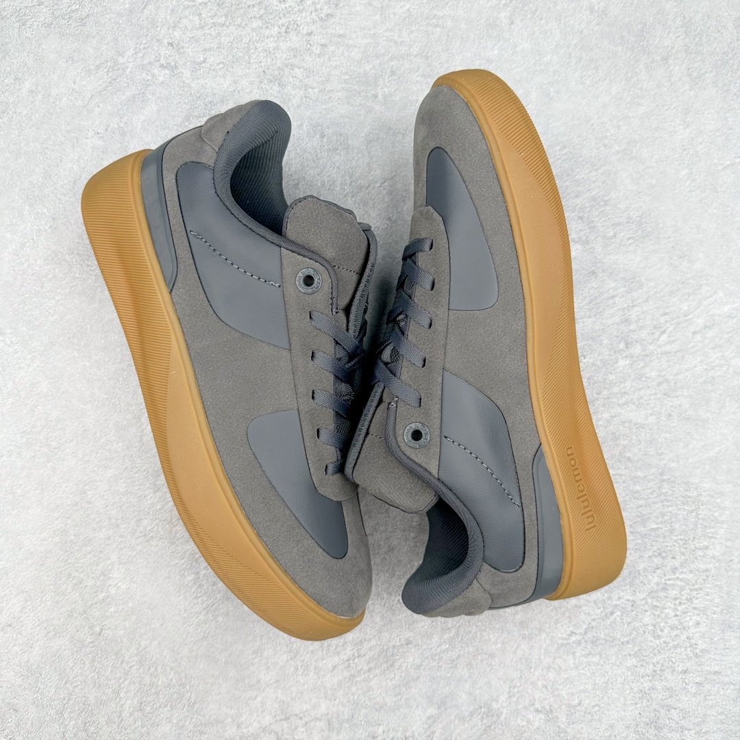 图片[3]-lululemon Cityverse 露露乐檬极简主义减震耐磨低帮生活休闲鞋 Cityverse将运动性能融入经典休闲鞋中，中底提供出色缓震，并贴合足部曲线，带来全天候的舒适感。鞋面采用两种材质拼接，且前半部分采用热熔压胶处理，无任何缝线，保留了鞋身整体性。模制泡沫的鞋垫带来上乘的脚感，在平日休闲穿着时不会磨脚，也能提供轻质软弹的效果。25年来，lululemon一直秉持“感受为先”的设计理念，并相信更好的感受带来更好的表现。此次男鞋的设计亦是如此。投入多年研究，针对男性在不同运动场景中的脚步形态设计了不同鞋履款式。同时，还进行了生物力学与形态学研究，为“他”带来更好的贴合度和感受。尺码：36 36.5 37.5 38 38.5 39 40 40.5 41 42 42.5 43 44 45-选品中心