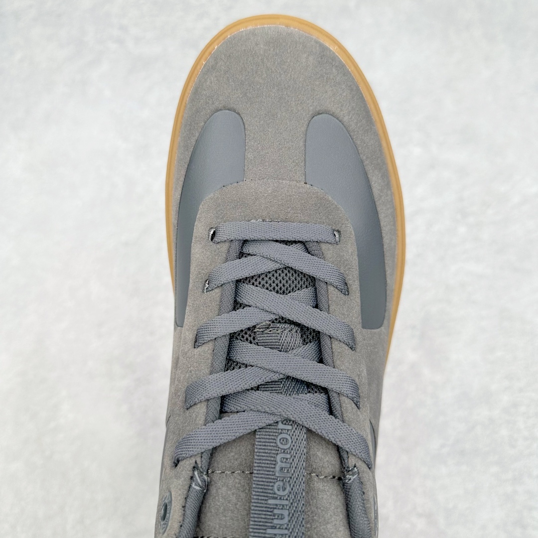 图片[4]-lululemon Cityverse 露露乐檬极简主义减震耐磨低帮生活休闲鞋 Cityverse将运动性能融入经典休闲鞋中，中底提供出色缓震，并贴合足部曲线，带来全天候的舒适感。鞋面采用两种材质拼接，且前半部分采用热熔压胶处理，无任何缝线，保留了鞋身整体性。模制泡沫的鞋垫带来上乘的脚感，在平日休闲穿着时不会磨脚，也能提供轻质软弹的效果。25年来，lululemon一直秉持“感受为先”的设计理念，并相信更好的感受带来更好的表现。此次男鞋的设计亦是如此。投入多年研究，针对男性在不同运动场景中的脚步形态设计了不同鞋履款式。同时，还进行了生物力学与形态学研究，为“他”带来更好的贴合度和感受。尺码：36 36.5 37.5 38 38.5 39 40 40.5 41 42 42.5 43 44 45-选品中心