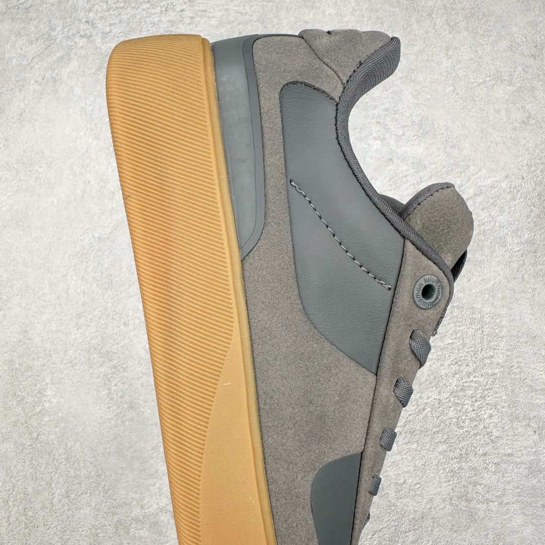 图片[6]-lululemon Cityverse 露露乐檬极简主义减震耐磨低帮生活休闲鞋 Cityverse将运动性能融入经典休闲鞋中，中底提供出色缓震，并贴合足部曲线，带来全天候的舒适感。鞋面采用两种材质拼接，且前半部分采用热熔压胶处理，无任何缝线，保留了鞋身整体性。模制泡沫的鞋垫带来上乘的脚感，在平日休闲穿着时不会磨脚，也能提供轻质软弹的效果。25年来，lululemon一直秉持“感受为先”的设计理念，并相信更好的感受带来更好的表现。此次男鞋的设计亦是如此。投入多年研究，针对男性在不同运动场景中的脚步形态设计了不同鞋履款式。同时，还进行了生物力学与形态学研究，为“他”带来更好的贴合度和感受。尺码：36 36.5 37.5 38 38.5 39 40 40.5 41 42 42.5 43 44 45-选品中心