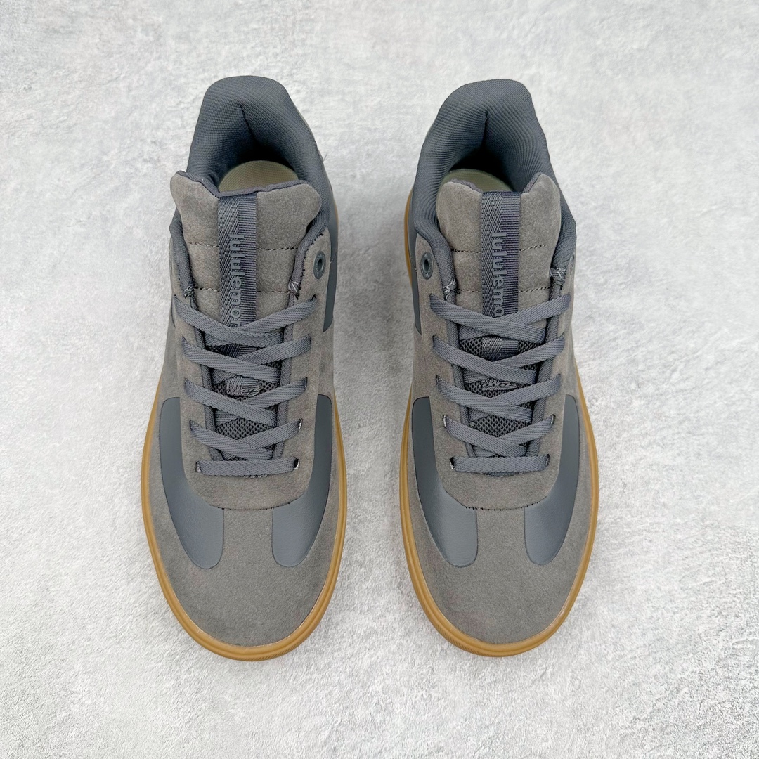 图片[2]-lululemon Cityverse 露露乐檬极简主义减震耐磨低帮生活休闲鞋 Cityverse将运动性能融入经典休闲鞋中，中底提供出色缓震，并贴合足部曲线，带来全天候的舒适感。鞋面采用两种材质拼接，且前半部分采用热熔压胶处理，无任何缝线，保留了鞋身整体性。模制泡沫的鞋垫带来上乘的脚感，在平日休闲穿着时不会磨脚，也能提供轻质软弹的效果。25年来，lululemon一直秉持“感受为先”的设计理念，并相信更好的感受带来更好的表现。此次男鞋的设计亦是如此。投入多年研究，针对男性在不同运动场景中的脚步形态设计了不同鞋履款式。同时，还进行了生物力学与形态学研究，为“他”带来更好的贴合度和感受。尺码：36 36.5 37.5 38 38.5 39 40 40.5 41 42 42.5 43 44 45-选品中心