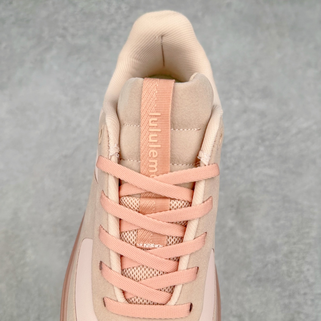 图片[5]-lululemon Cityverse 露露乐檬极简主义减震耐磨低帮生活休闲鞋 Cityverse将运动性能融入经典休闲鞋中，中底提供出色缓震，并贴合足部曲线，带来全天候的舒适感。鞋面采用两种材质拼接，且前半部分采用热熔压胶处理，无任何缝线，保留了鞋身整体性。模制泡沫的鞋垫带来上乘的脚感，在平日休闲穿着时不会磨脚，也能提供轻质软弹的效果。25年来，lululemon一直秉持“感受为先”的设计理念，并相信更好的感受带来更好的表现。此次男鞋的设计亦是如此。投入多年研究，针对男性在不同运动场景中的脚步形态设计了不同鞋履款式。同时，还进行了生物力学与形态学研究，为“他”带来更好的贴合度和感受。尺码：36 36.5 37.5 38 38.5 39 40 40.5 41 42 42.5 43 44 45-选品中心