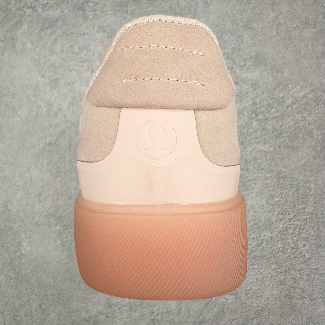 图片[8]-lululemon Cityverse 露露乐檬极简主义减震耐磨低帮生活休闲鞋 Cityverse将运动性能融入经典休闲鞋中，中底提供出色缓震，并贴合足部曲线，带来全天候的舒适感。鞋面采用两种材质拼接，且前半部分采用热熔压胶处理，无任何缝线，保留了鞋身整体性。模制泡沫的鞋垫带来上乘的脚感，在平日休闲穿着时不会磨脚，也能提供轻质软弹的效果。25年来，lululemon一直秉持“感受为先”的设计理念，并相信更好的感受带来更好的表现。此次男鞋的设计亦是如此。投入多年研究，针对男性在不同运动场景中的脚步形态设计了不同鞋履款式。同时，还进行了生物力学与形态学研究，为“他”带来更好的贴合度和感受。尺码：36 36.5 37.5 38 38.5 39 40 40.5 41 42 42.5 43 44 45-选品中心