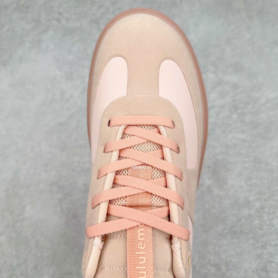 图片[4]-lululemon Cityverse 露露乐檬极简主义减震耐磨低帮生活休闲鞋 Cityverse将运动性能融入经典休闲鞋中，中底提供出色缓震，并贴合足部曲线，带来全天候的舒适感。鞋面采用两种材质拼接，且前半部分采用热熔压胶处理，无任何缝线，保留了鞋身整体性。模制泡沫的鞋垫带来上乘的脚感，在平日休闲穿着时不会磨脚，也能提供轻质软弹的效果。25年来，lululemon一直秉持“感受为先”的设计理念，并相信更好的感受带来更好的表现。此次男鞋的设计亦是如此。投入多年研究，针对男性在不同运动场景中的脚步形态设计了不同鞋履款式。同时，还进行了生物力学与形态学研究，为“他”带来更好的贴合度和感受。尺码：36 36.5 37.5 38 38.5 39 40 40.5 41 42 42.5 43 44 45-选品中心