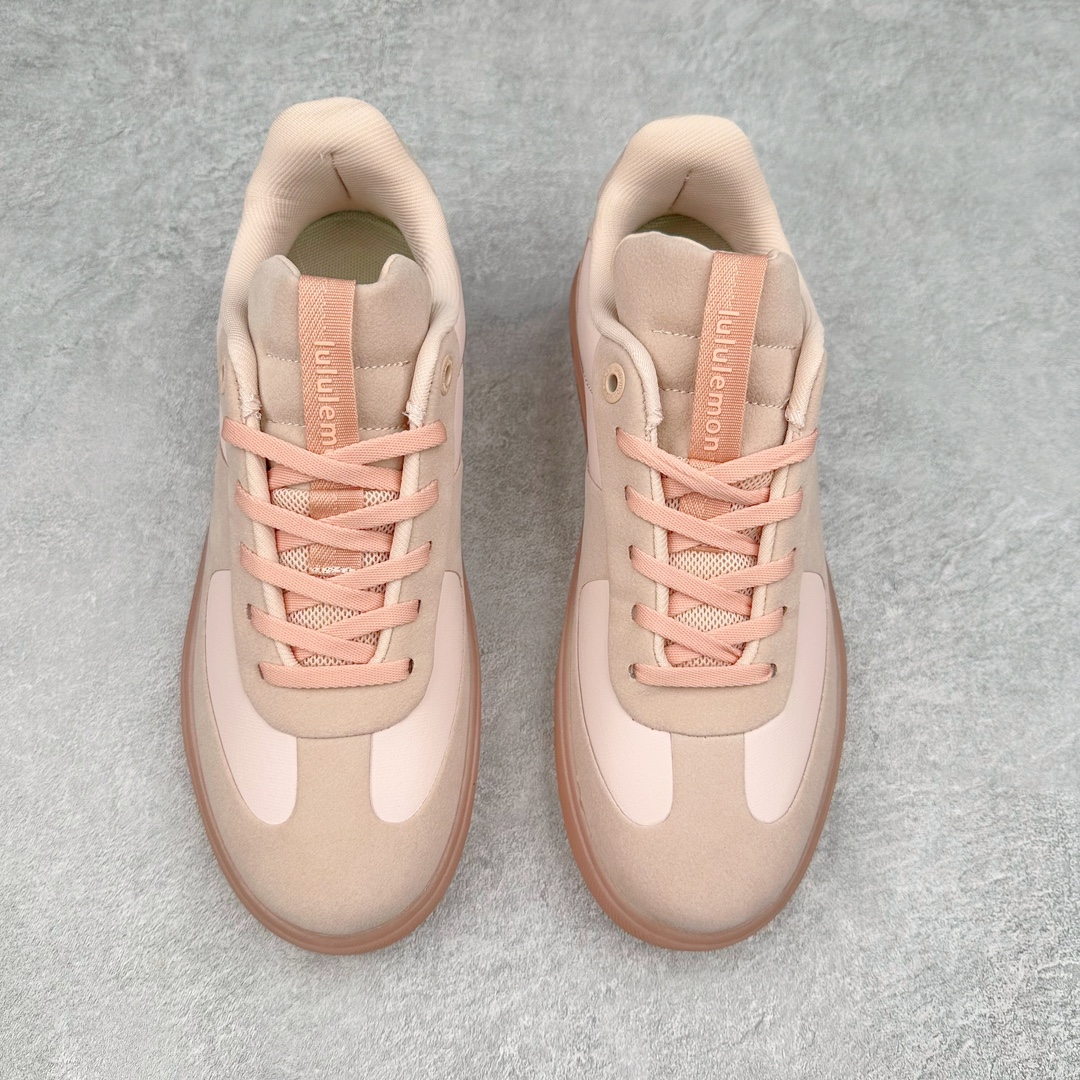 图片[2]-lululemon Cityverse 露露乐檬极简主义减震耐磨低帮生活休闲鞋 Cityverse将运动性能融入经典休闲鞋中，中底提供出色缓震，并贴合足部曲线，带来全天候的舒适感。鞋面采用两种材质拼接，且前半部分采用热熔压胶处理，无任何缝线，保留了鞋身整体性。模制泡沫的鞋垫带来上乘的脚感，在平日休闲穿着时不会磨脚，也能提供轻质软弹的效果。25年来，lululemon一直秉持“感受为先”的设计理念，并相信更好的感受带来更好的表现。此次男鞋的设计亦是如此。投入多年研究，针对男性在不同运动场景中的脚步形态设计了不同鞋履款式。同时，还进行了生物力学与形态学研究，为“他”带来更好的贴合度和感受。尺码：36 36.5 37.5 38 38.5 39 40 40.5 41 42 42.5 43 44 45-选品中心