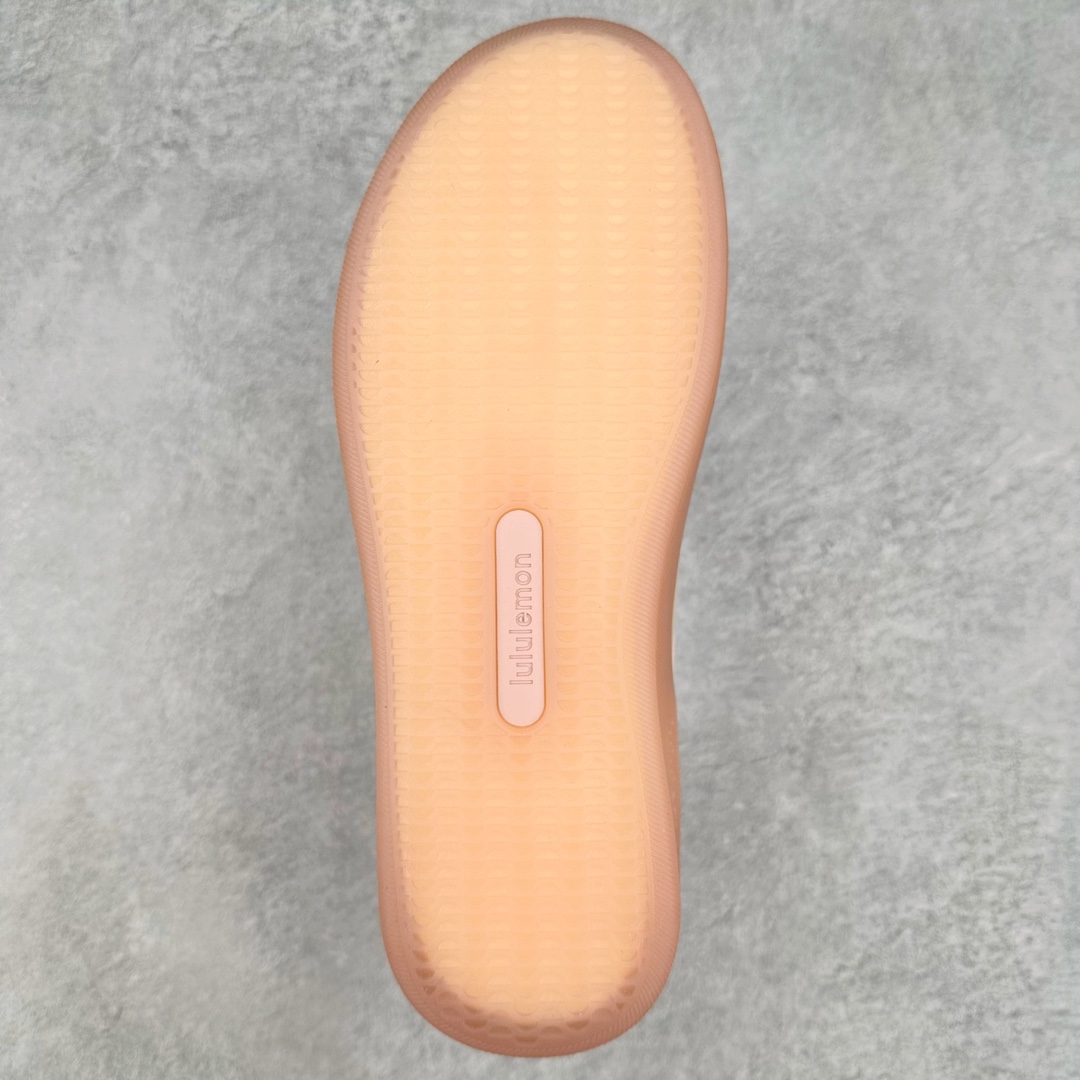 图片[9]-lululemon Cityverse 露露乐檬极简主义减震耐磨低帮生活休闲鞋 Cityverse将运动性能融入经典休闲鞋中，中底提供出色缓震，并贴合足部曲线，带来全天候的舒适感。鞋面采用两种材质拼接，且前半部分采用热熔压胶处理，无任何缝线，保留了鞋身整体性。模制泡沫的鞋垫带来上乘的脚感，在平日休闲穿着时不会磨脚，也能提供轻质软弹的效果。25年来，lululemon一直秉持“感受为先”的设计理念，并相信更好的感受带来更好的表现。此次男鞋的设计亦是如此。投入多年研究，针对男性在不同运动场景中的脚步形态设计了不同鞋履款式。同时，还进行了生物力学与形态学研究，为“他”带来更好的贴合度和感受。尺码：36 36.5 37.5 38 38.5 39 40 40.5 41 42 42.5 43 44 45-选品中心