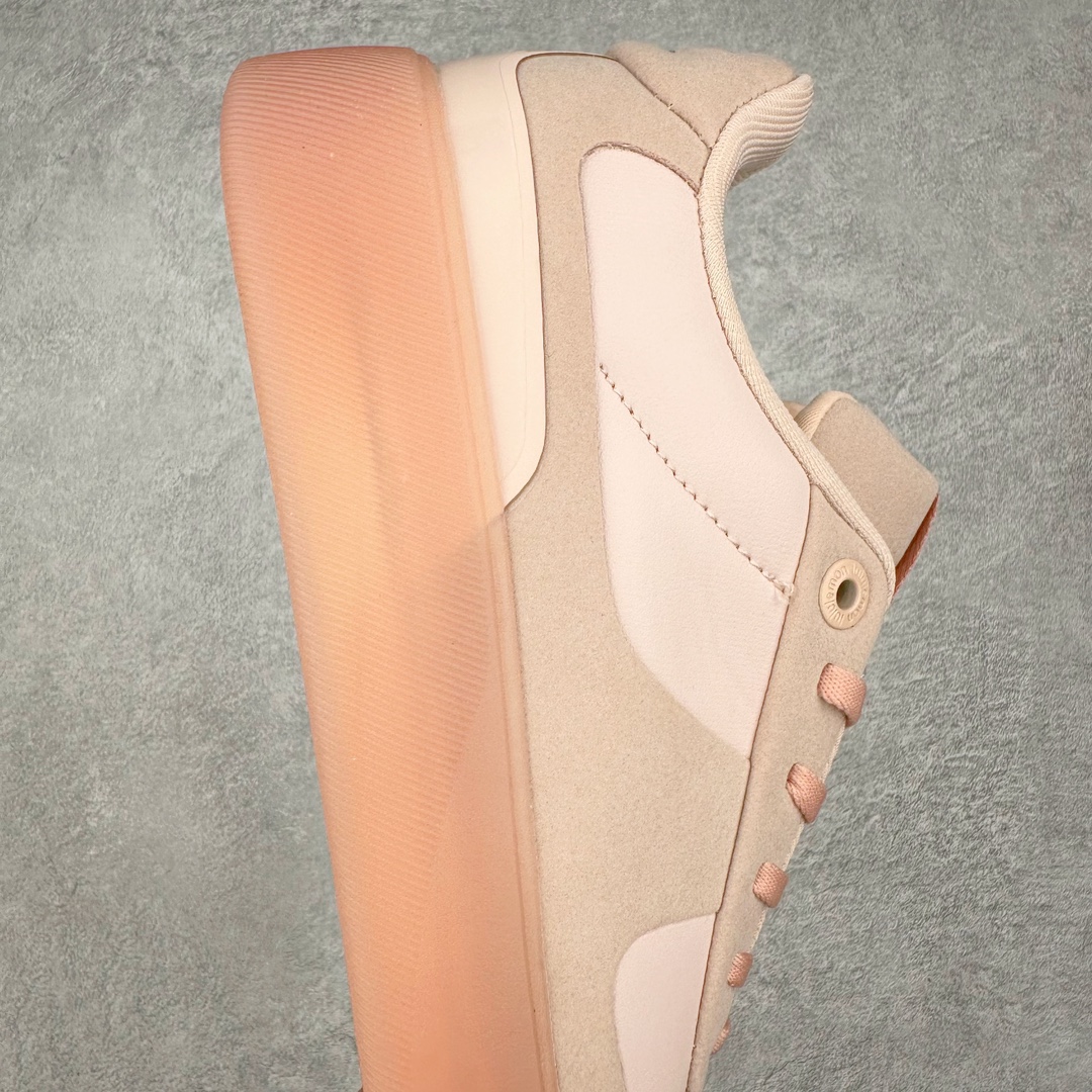 图片[6]-lululemon Cityverse 露露乐檬极简主义减震耐磨低帮生活休闲鞋 Cityverse将运动性能融入经典休闲鞋中，中底提供出色缓震，并贴合足部曲线，带来全天候的舒适感。鞋面采用两种材质拼接，且前半部分采用热熔压胶处理，无任何缝线，保留了鞋身整体性。模制泡沫的鞋垫带来上乘的脚感，在平日休闲穿着时不会磨脚，也能提供轻质软弹的效果。25年来，lululemon一直秉持“感受为先”的设计理念，并相信更好的感受带来更好的表现。此次男鞋的设计亦是如此。投入多年研究，针对男性在不同运动场景中的脚步形态设计了不同鞋履款式。同时，还进行了生物力学与形态学研究，为“他”带来更好的贴合度和感受。尺码：36 36.5 37.5 38 38.5 39 40 40.5 41 42 42.5 43 44 45-选品中心