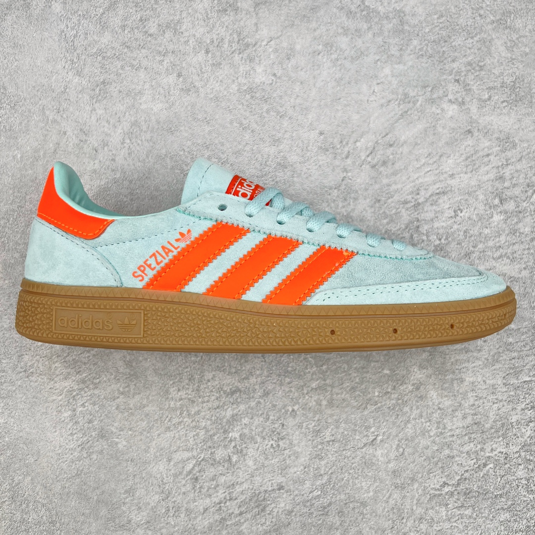 AD Originals Handball SPZL 手球运动员系列百搭休闲运动板鞋 IH5374 这款来自阿迪达斯的这款HANDBALL SPZL前身是一双手球运动鞋，这一次拿来复刻，所以鞋面的主要色彩选用了黑色， 鞋面外侧除了Spezial字母之外还有三叶草标志。Handball SPZL作为复古手球训练鞋与作为室内足球鞋的Samba有着异曲同工之处，但是质感更为出众的鞋身以及丰富的配色选择比起Samba来讲可以说是更胜一筹了！尺码：36 36⅔ 37⅓ 38 38⅔ 39⅓ 40 40⅔ 41⅓ 42 42⅔ 43⅓ 44 45-选品中心